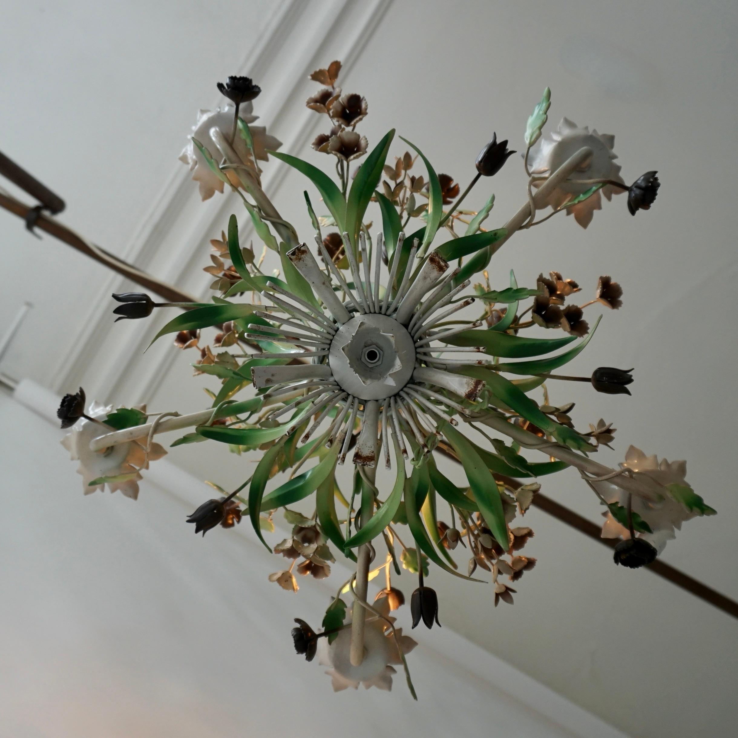 Hollywood Regency Tole Flower Bouquet Chandelier In Good Condition For Sale In Antwerp, BE