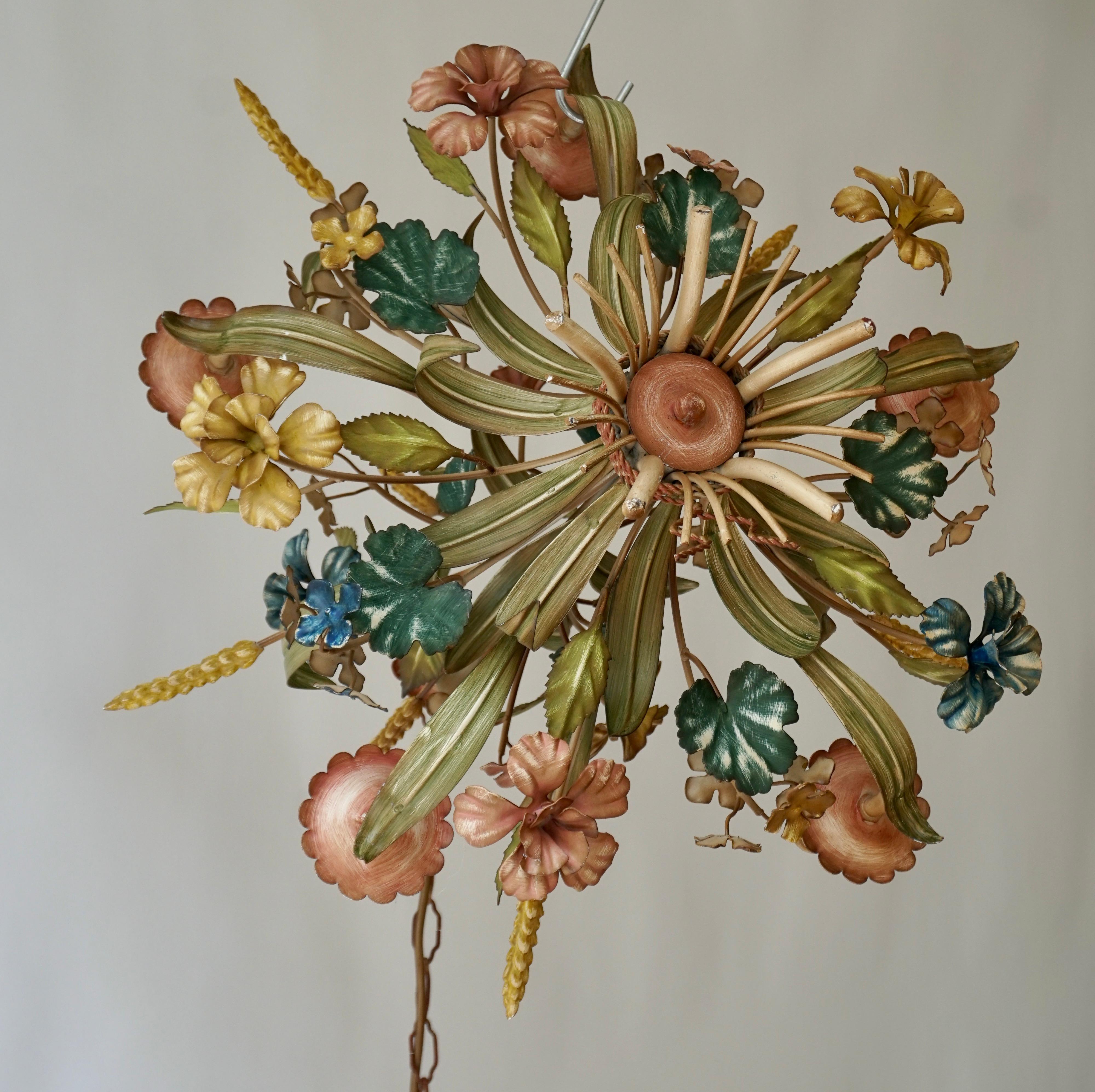 Hollywood Regency Tole Flower Chandelier In Good Condition For Sale In Antwerp, BE