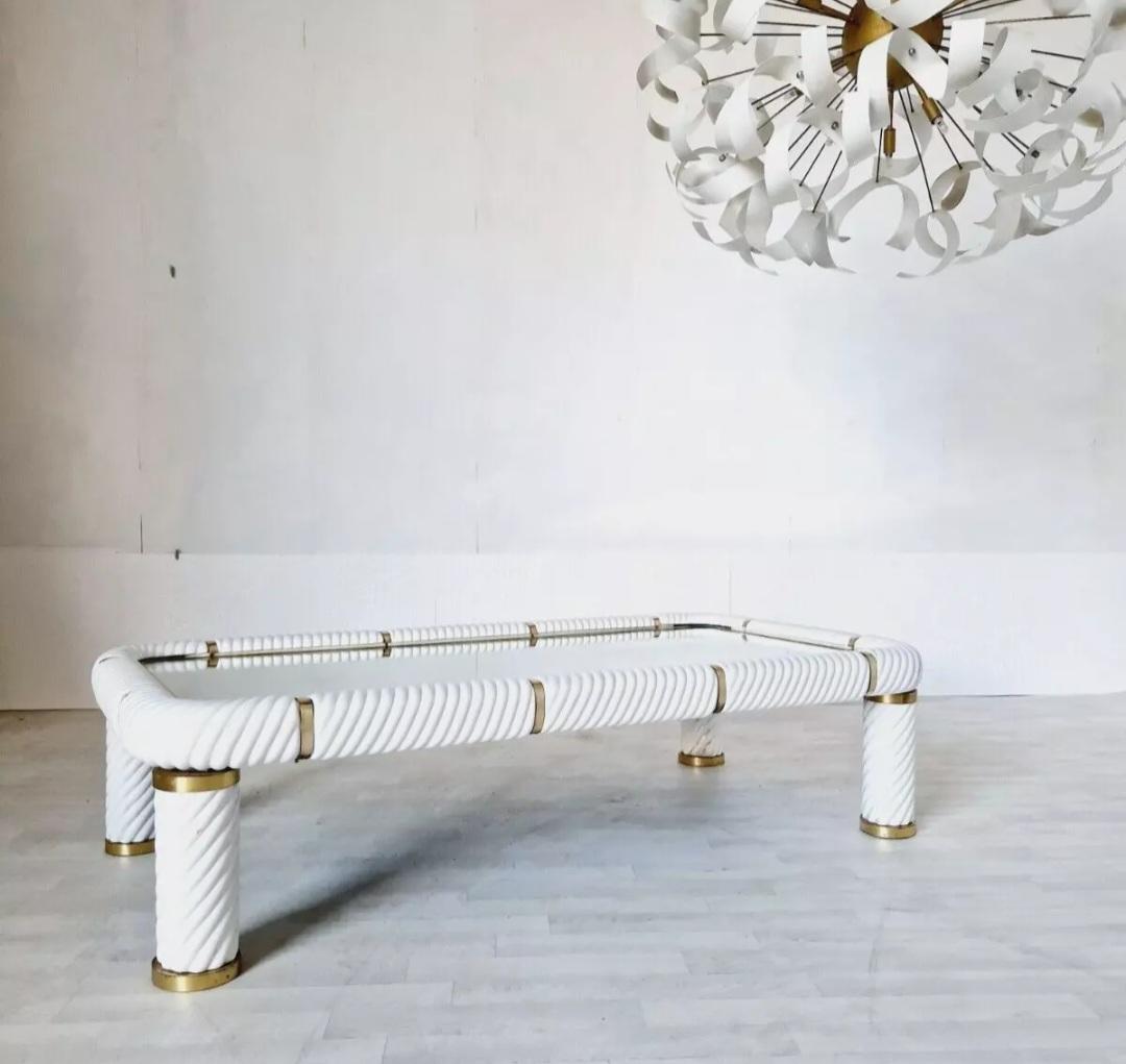 Cette grande table basse vintage Tommaso Barbi en céramique blanche et laiton est un ajout étonnant à n'importe quelle pièce. Sa forme rectangulaire et sa conception entièrement assemblée en font un choix pratique et commode. La table présente l'une