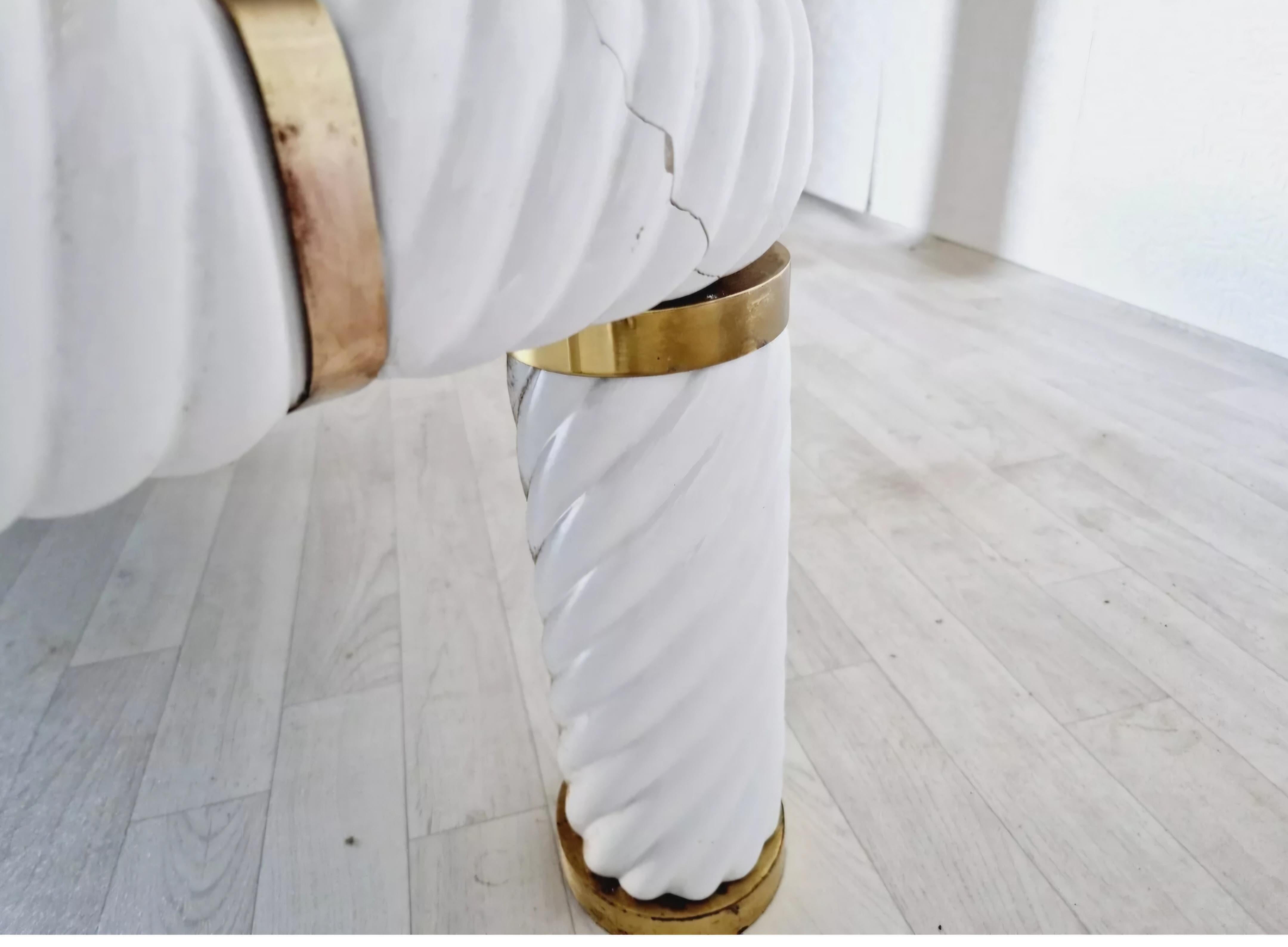 20ième siècle Table basse Tommaso Barbi en céramique blanche Hollywood Regency en vente