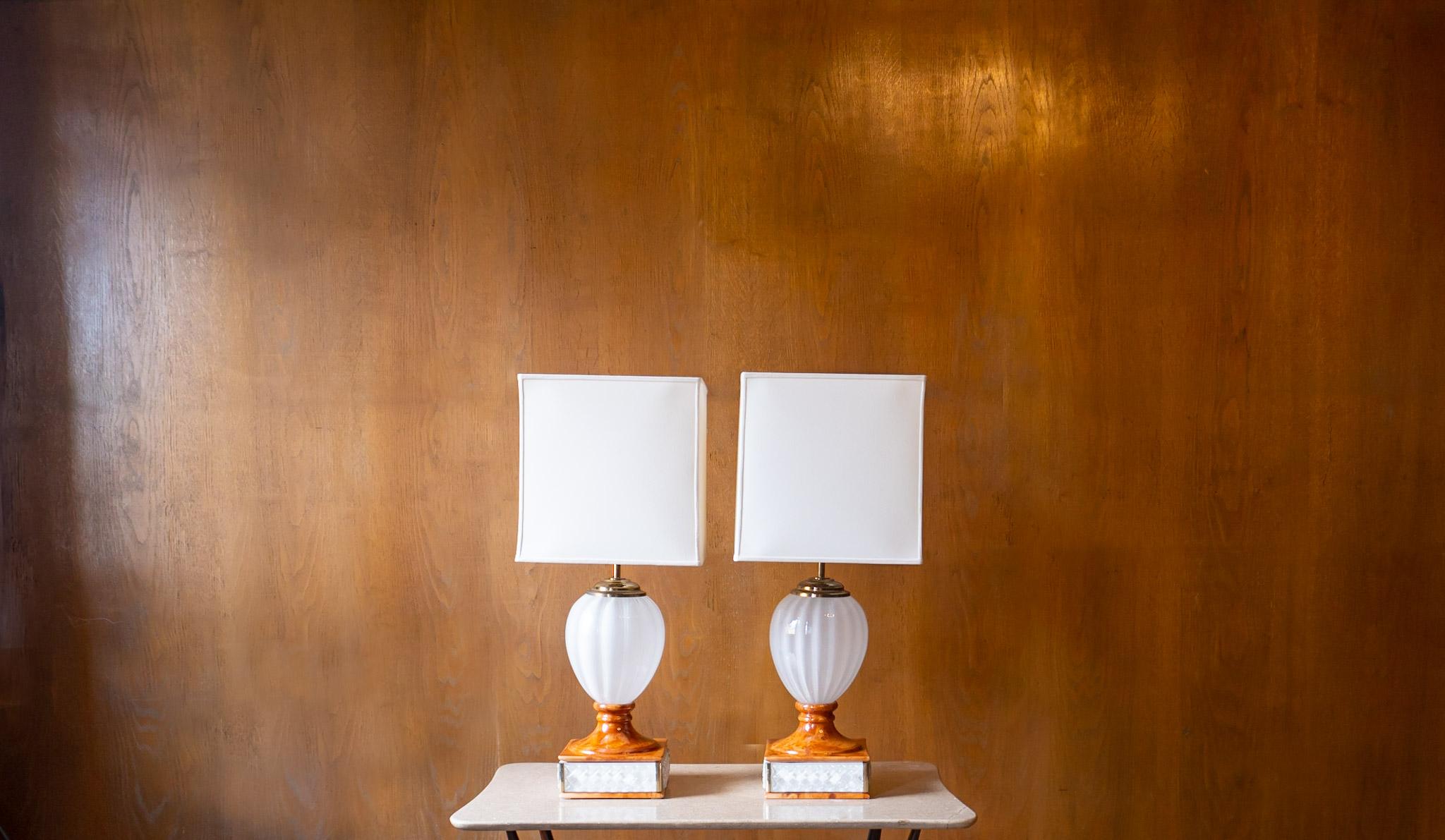 Hollywood Regency Tommaso Barbi table lamp, Ceramic, Murano glass, Italy 70s.

A rare set of 2 impressive table lamps by Tommaso Barbi handmade of shiny brown ceramice and white Murano milky glass. The square base of the lamp captivates with