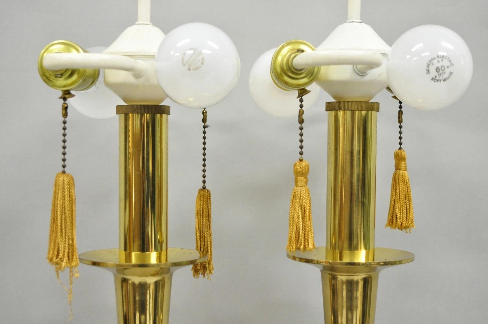 Laiton Paire de lampes de table à chandelier en laiton de style Hollywood Regency Tommi Parzinger en vente