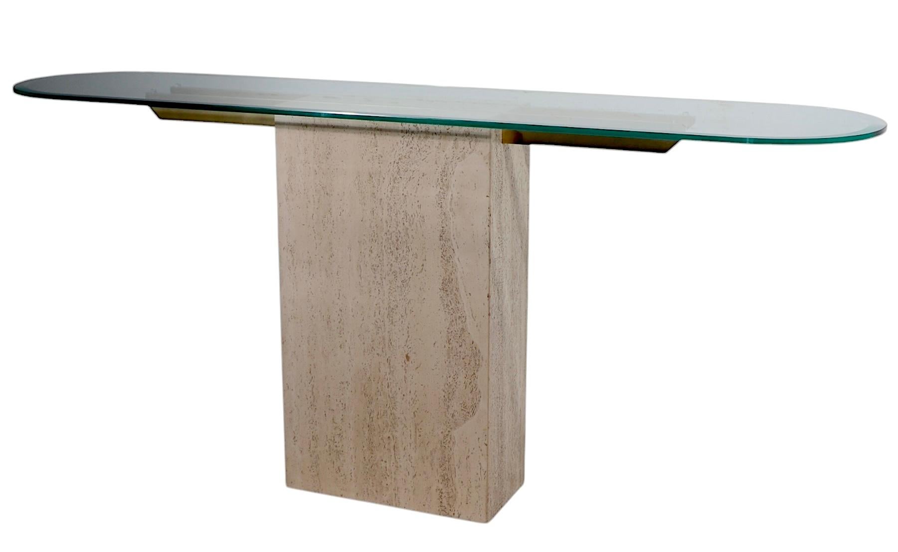 Hollywood Regency Mesa consola de mármol travertino, cristal y latón de Artedi c. 1970s en venta 3