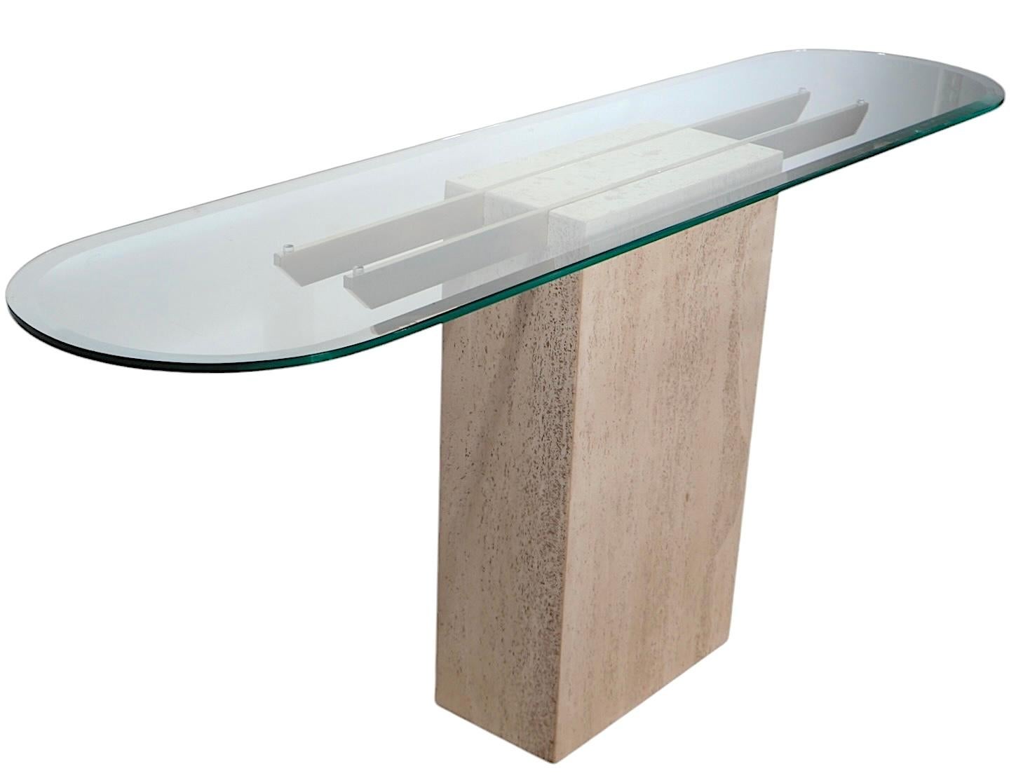 Hollywood Regency Mesa consola de mármol travertino, cristal y latón de Artedi c. 1970s en venta 4