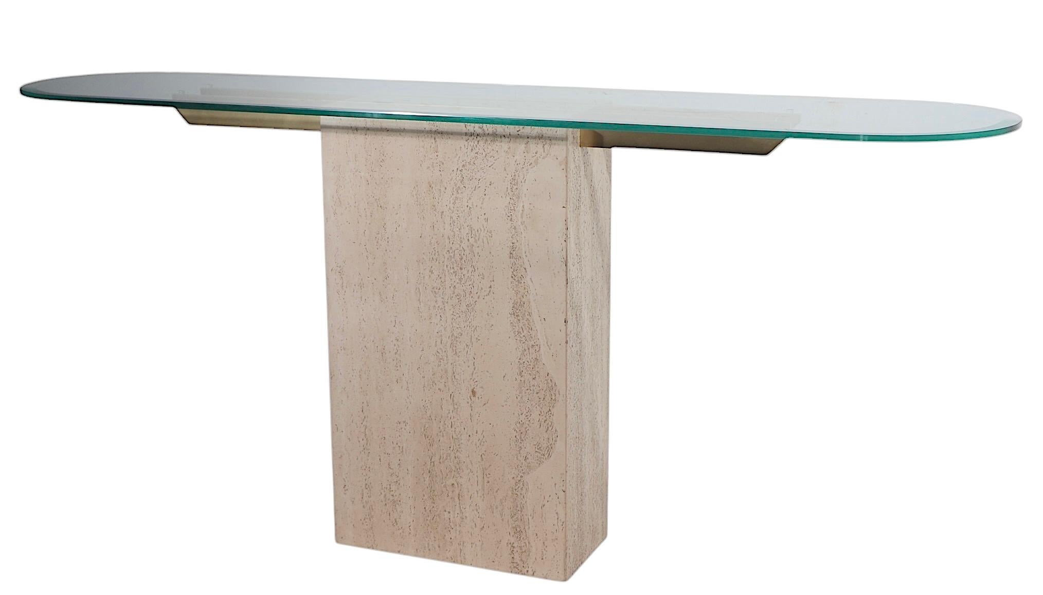 Hollywood Regency Mesa consola de mármol travertino, cristal y latón de Artedi c. 1970s en venta 5