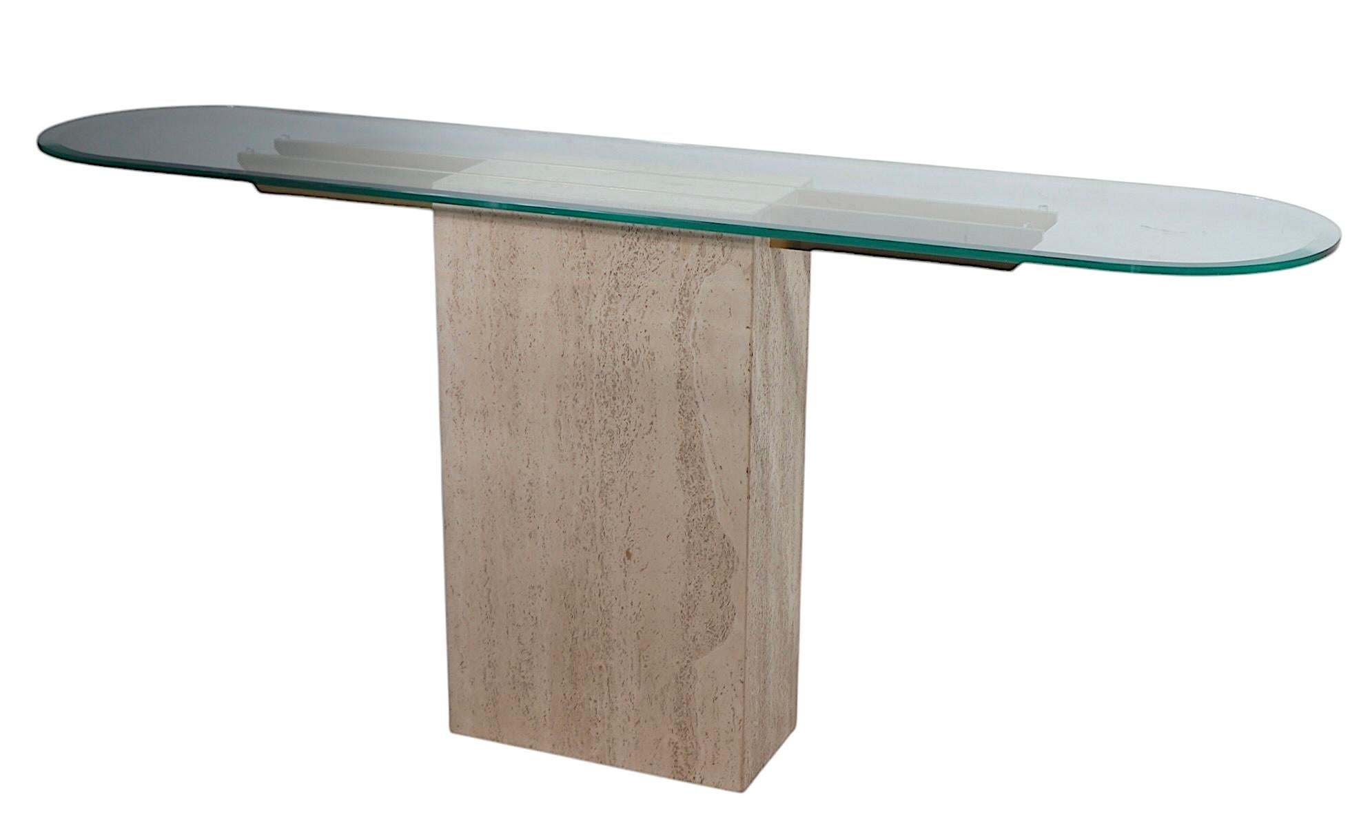Hollywood Regency Mesa consola de mármol travertino, cristal y latón de Artedi c. 1970s en venta 6