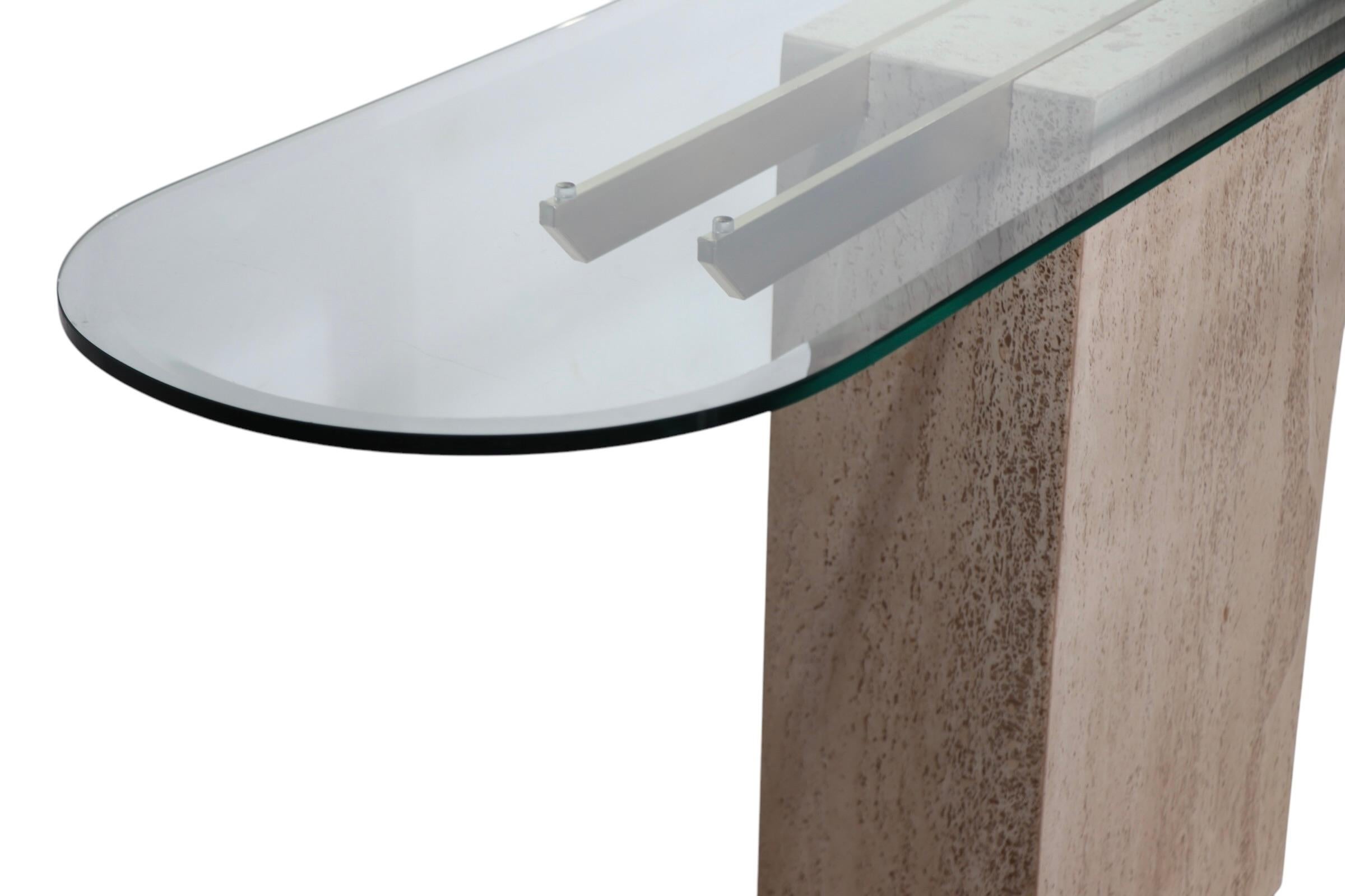 Hollywood Regency Mesa consola de mármol travertino, cristal y latón de Artedi c. 1970s en venta 9