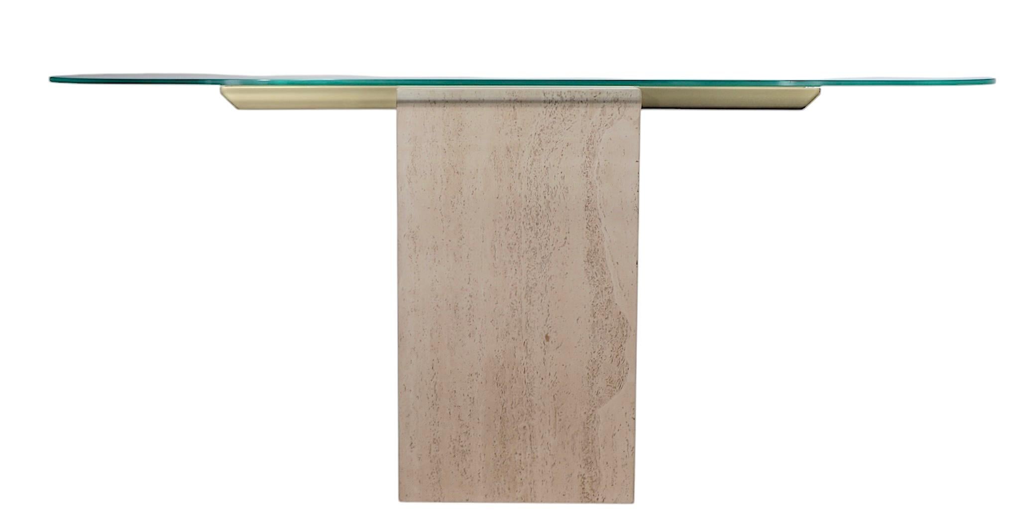 Hollywood Regency Mesa consola de mármol travertino, cristal y latón de Artedi c. 1970s Regencia de Hollywood en venta