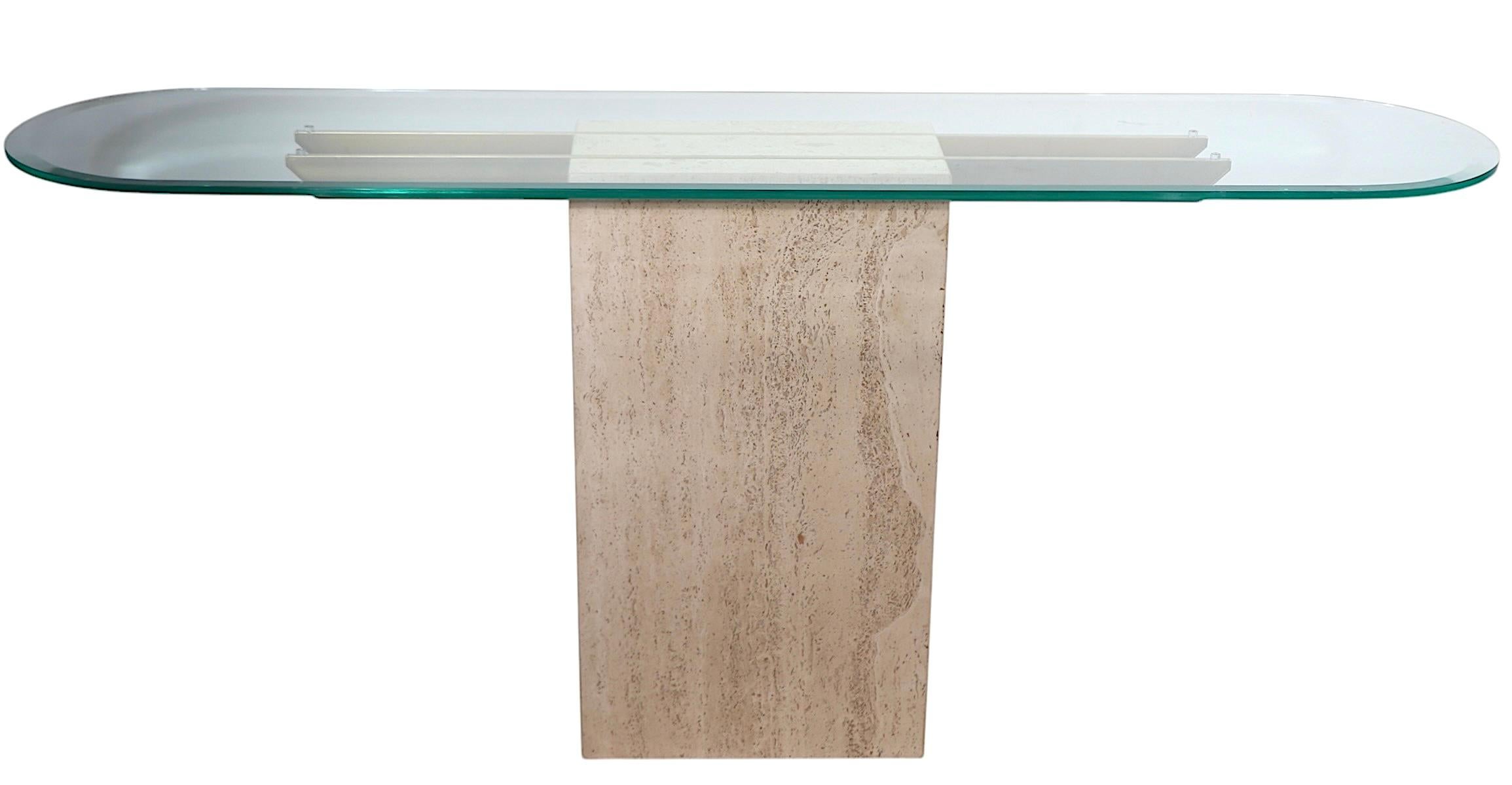 Hollywood Regency Mesa consola de mármol travertino, cristal y latón de Artedi c. 1970s en Bueno estado para la venta en New York, NY