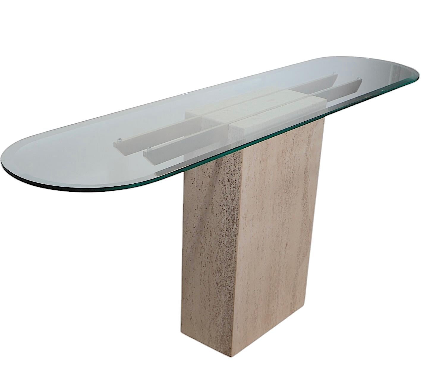 Hollywood Regency Mesa consola de mármol travertino, cristal y latón de Artedi c. 1970s siglo XX en venta