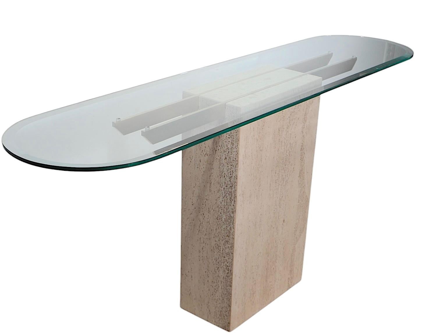 Hollywood Regency Mesa consola de mármol travertino, cristal y latón de Artedi c. 1970s en venta 1