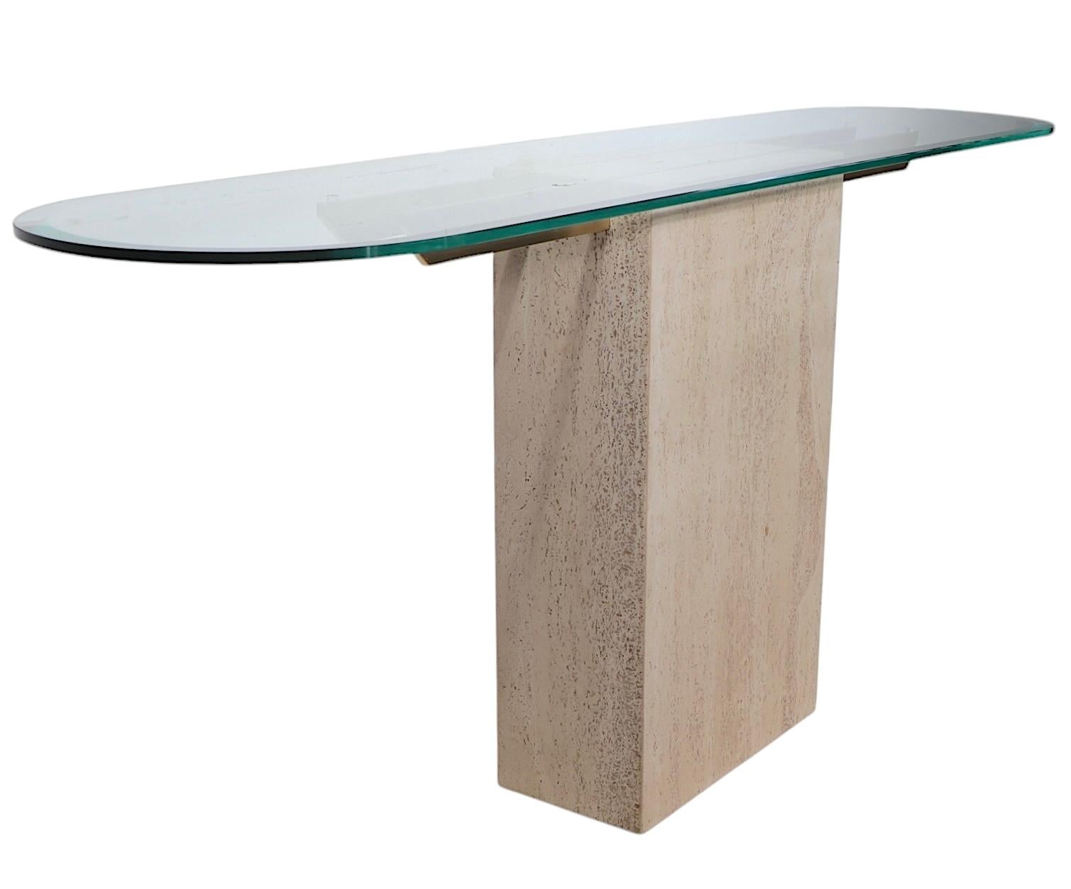 Hollywood Regency Mesa consola de mármol travertino, cristal y latón de Artedi c. 1970s en venta 2
