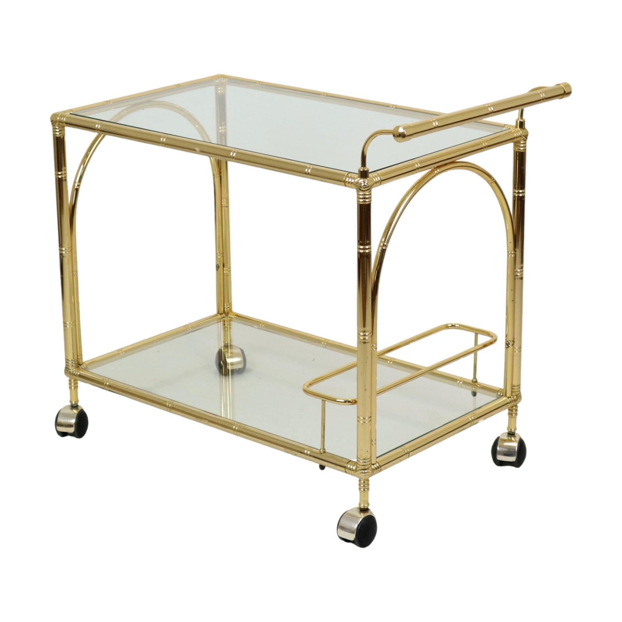 Precioso carrito vintage, mueble bar de metal cromado dorado con estantes de cristal, completamente en estilo Hollywood Regency, fabricado en los años 70 por Orsenigo Italia.

Objeto de calidad, diseño italiano atemporal, imitación de bambú o ratán,