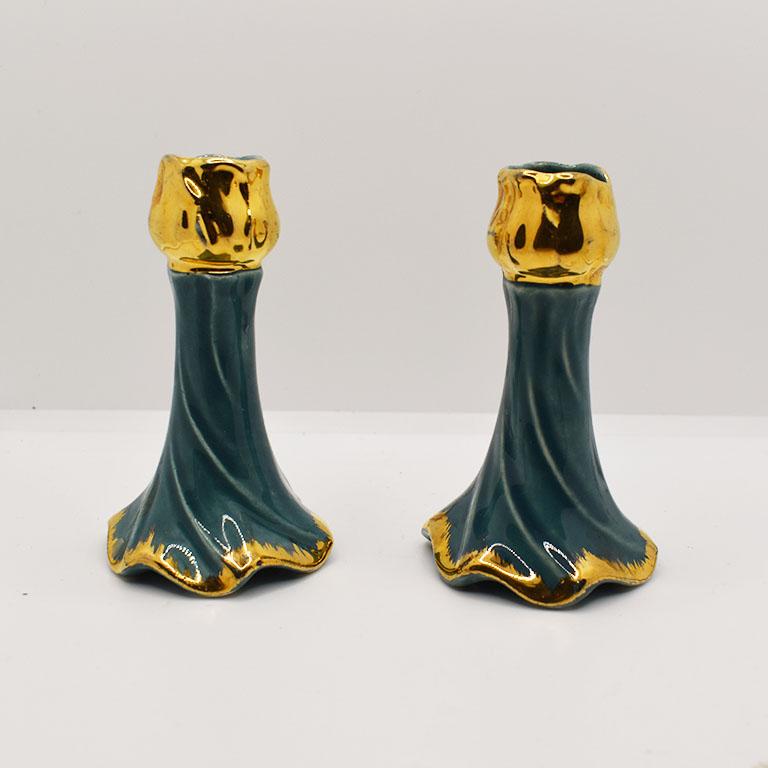 Or Paire de bougies trompe-l'œil Hollywood Regency en faïence turquoise et or, une paire en vente