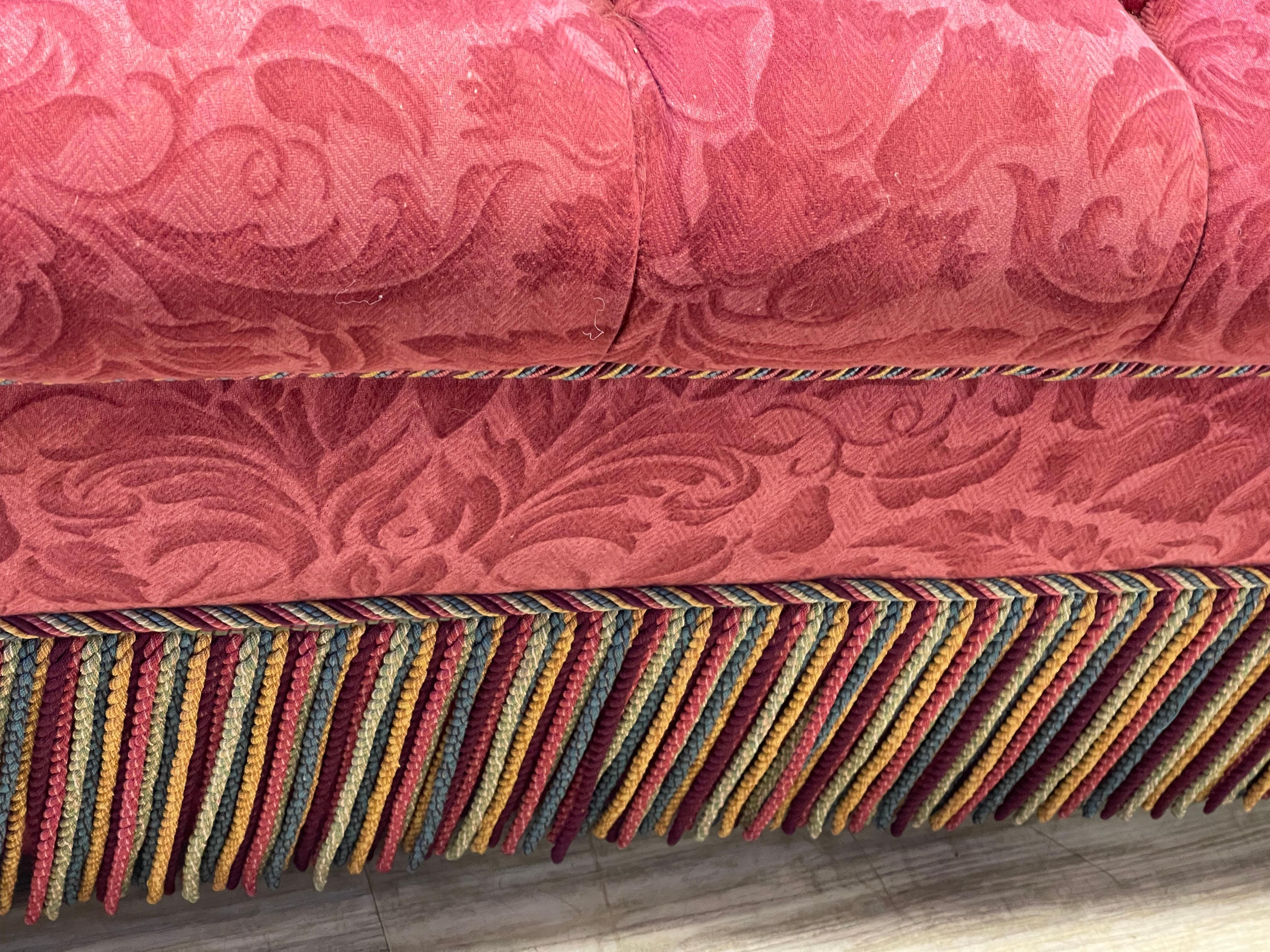 Fin du 20e siècle Banquette rose matelassée Hollywood Regency avec franges en vente