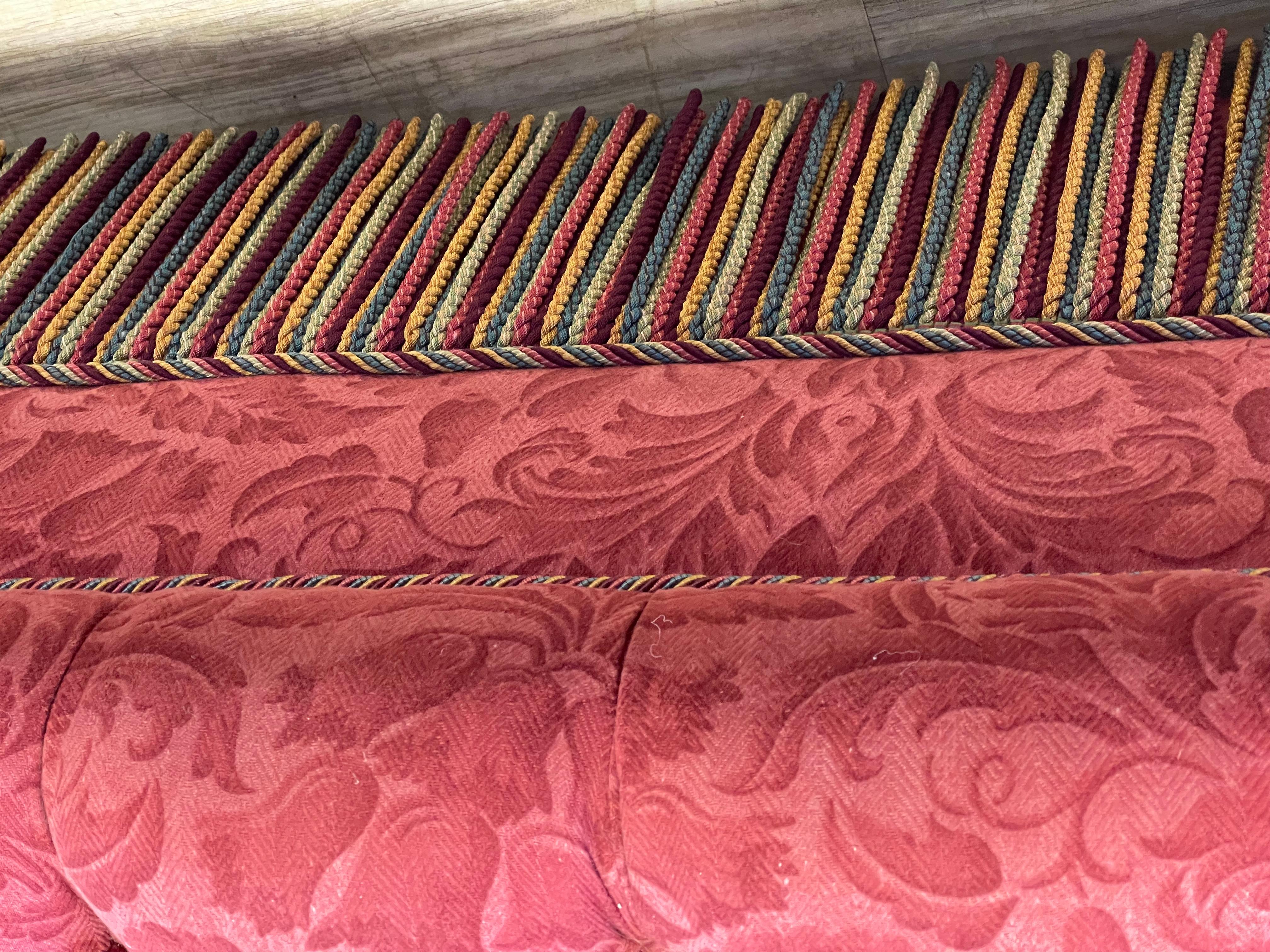 Textile Banquette rose matelassée Hollywood Regency avec franges en vente