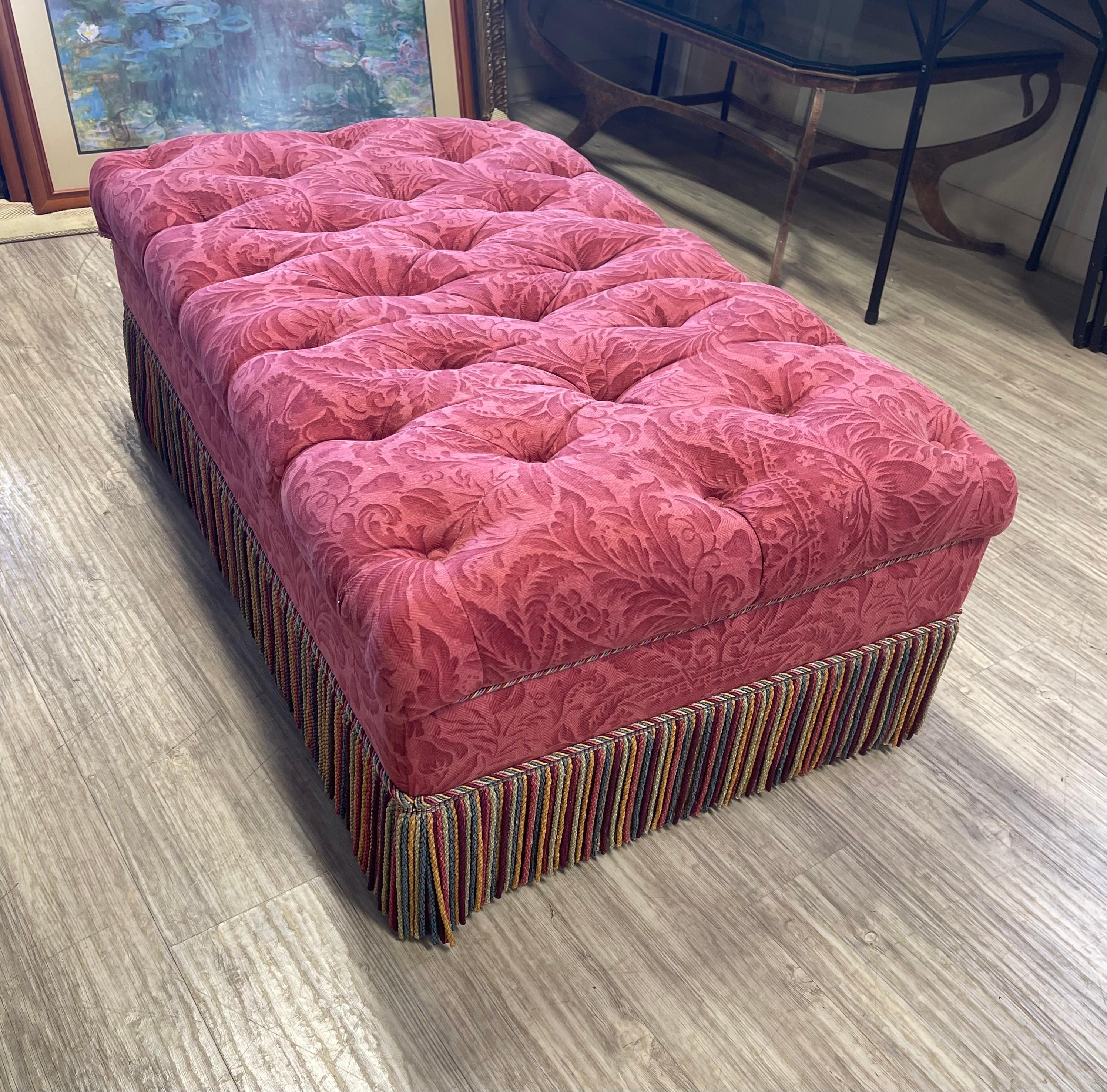 Banquette rose matelassée Hollywood Regency avec franges en vente 1