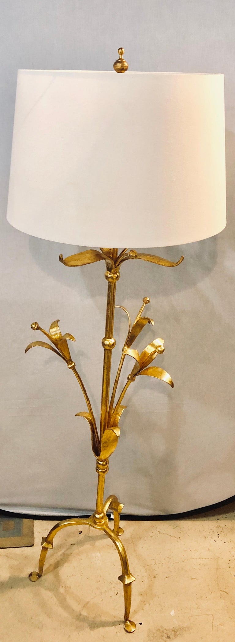 Support de sol ou lampe haute en forme de tulipe en bronze massif Hollywood  Regency En vente sur 1stDibs