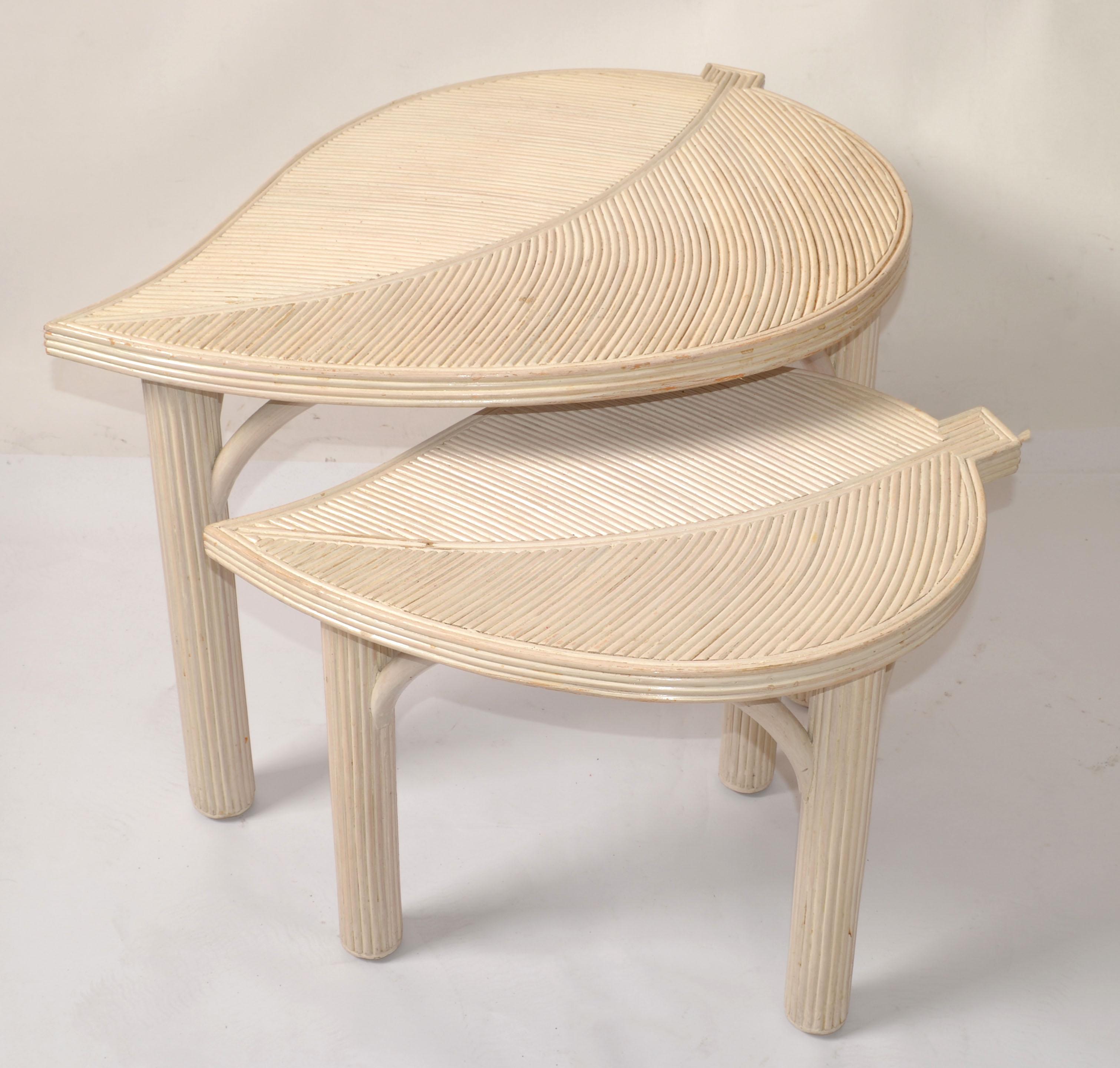 Deux tables d'appoint décoratives en bambou et roseau en forme de feuille, blanc cassé ou beige, de style Hollywood Regency.
Sans marquage, fabriqué par Sandtown Furnishing Inc. aux Philippines.
Robuste et de grande qualité.
Un excellent ajout à