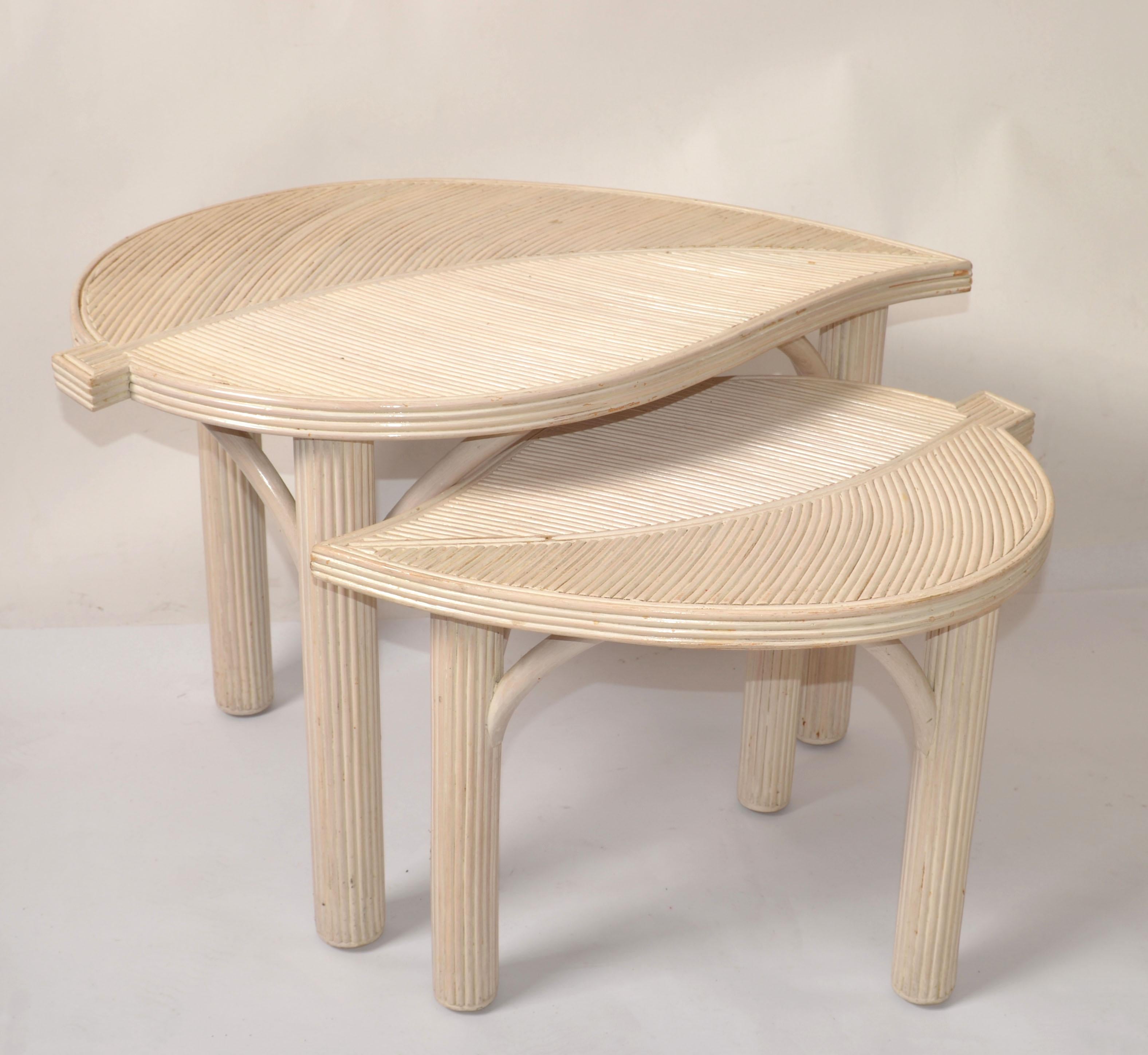 Philippin Deux tables d'appoint décoratives en forme de feuilles de bambou et de roseau crayon Hollywood Regency en vente