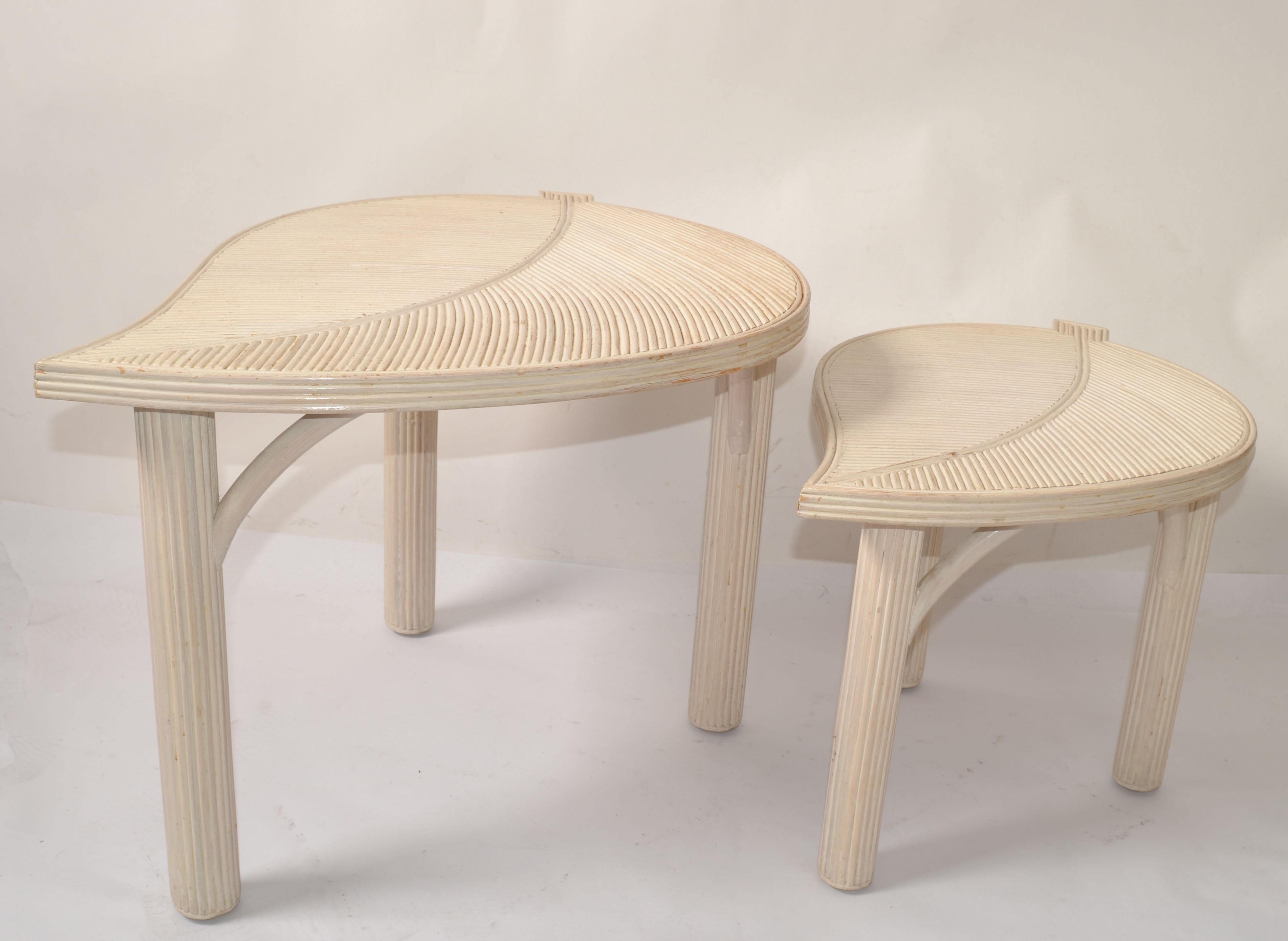 Fait main Deux tables d'appoint décoratives en forme de feuilles de bambou et de roseau crayon Hollywood Regency en vente