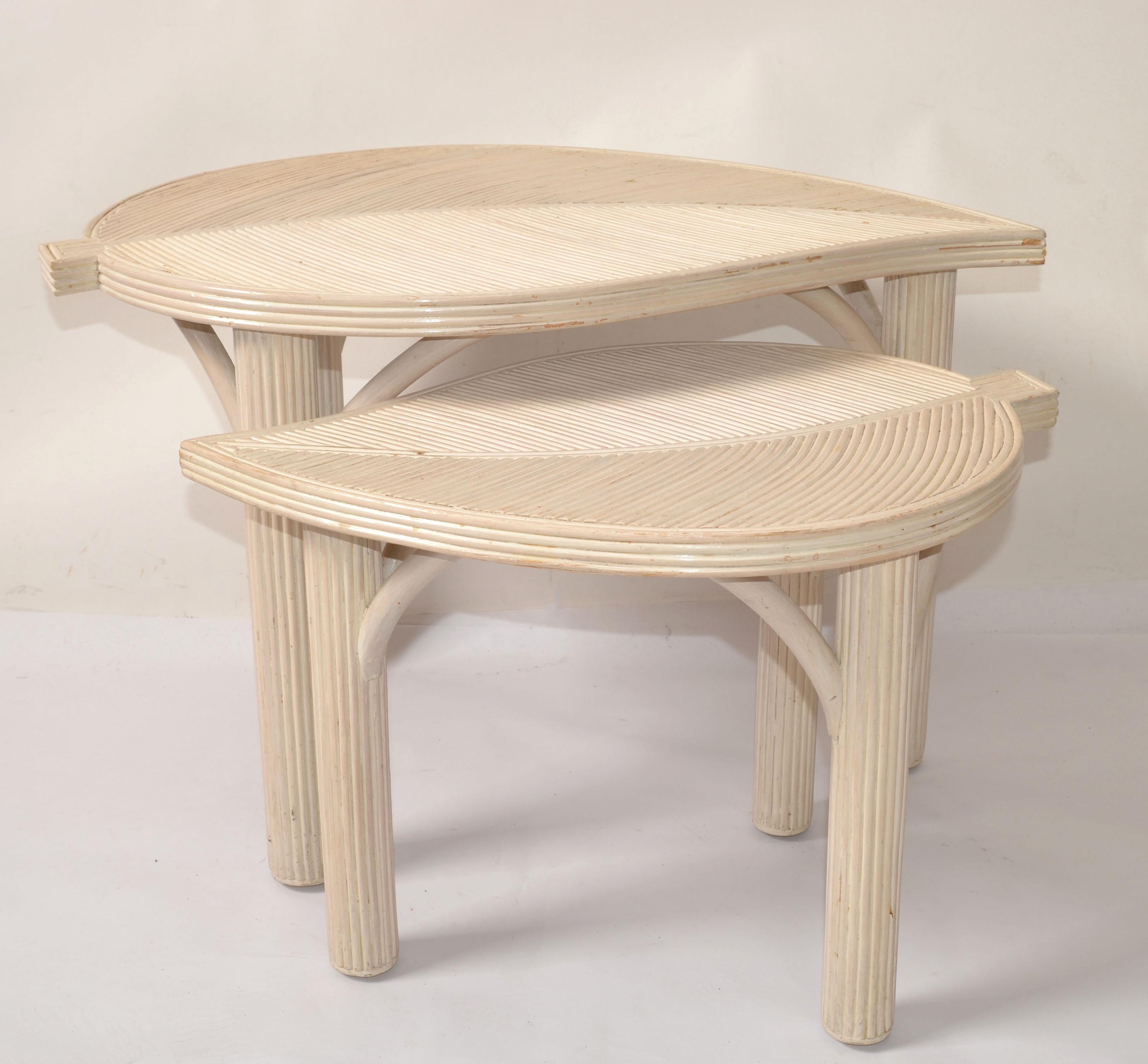 Deux tables d'appoint décoratives en forme de feuilles de bambou et de roseau crayon Hollywood Regency Bon état - En vente à Miami, FL
