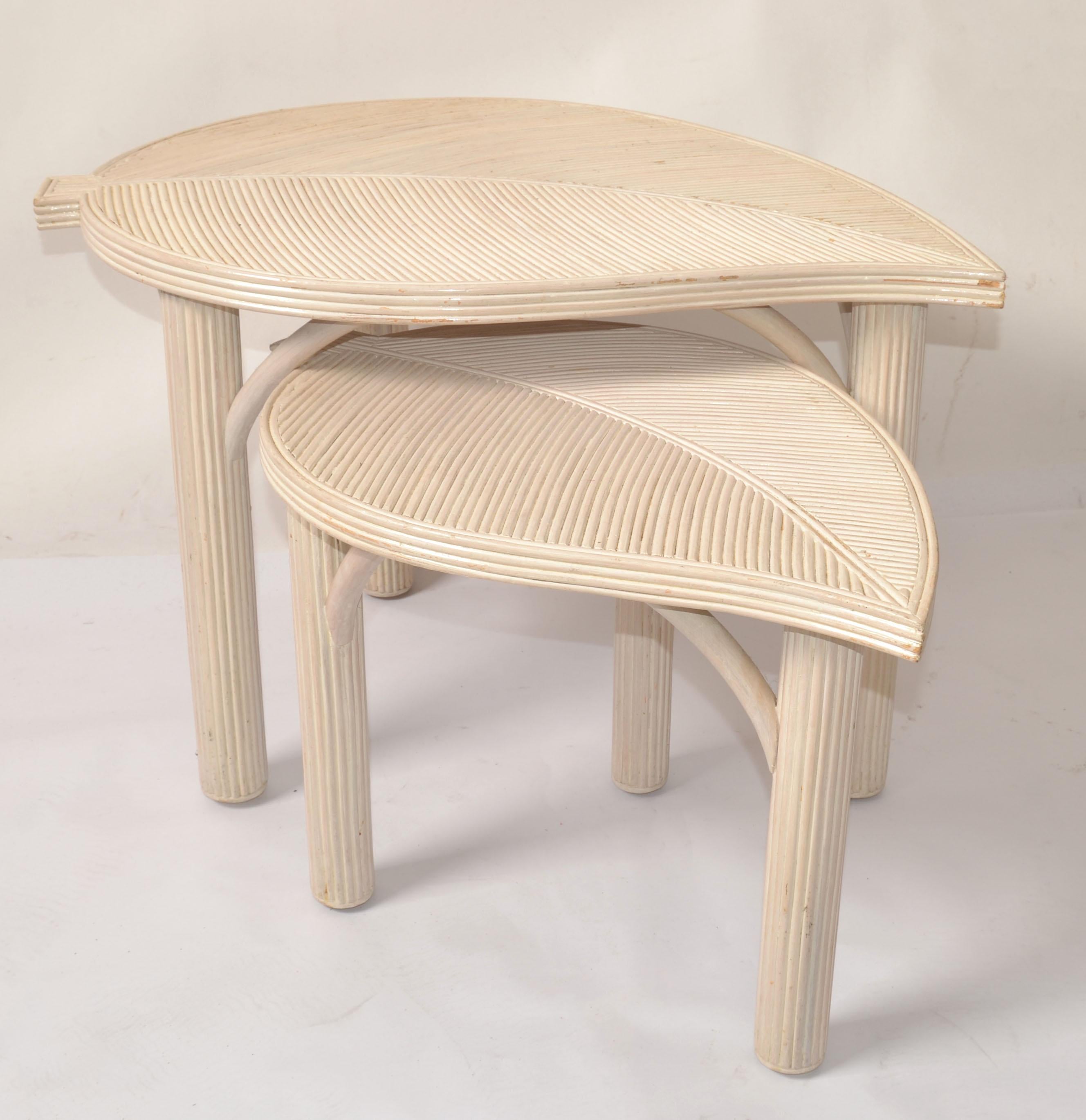 Fin du 20e siècle Deux tables d'appoint décoratives en forme de feuilles de bambou et de roseau crayon Hollywood Regency en vente