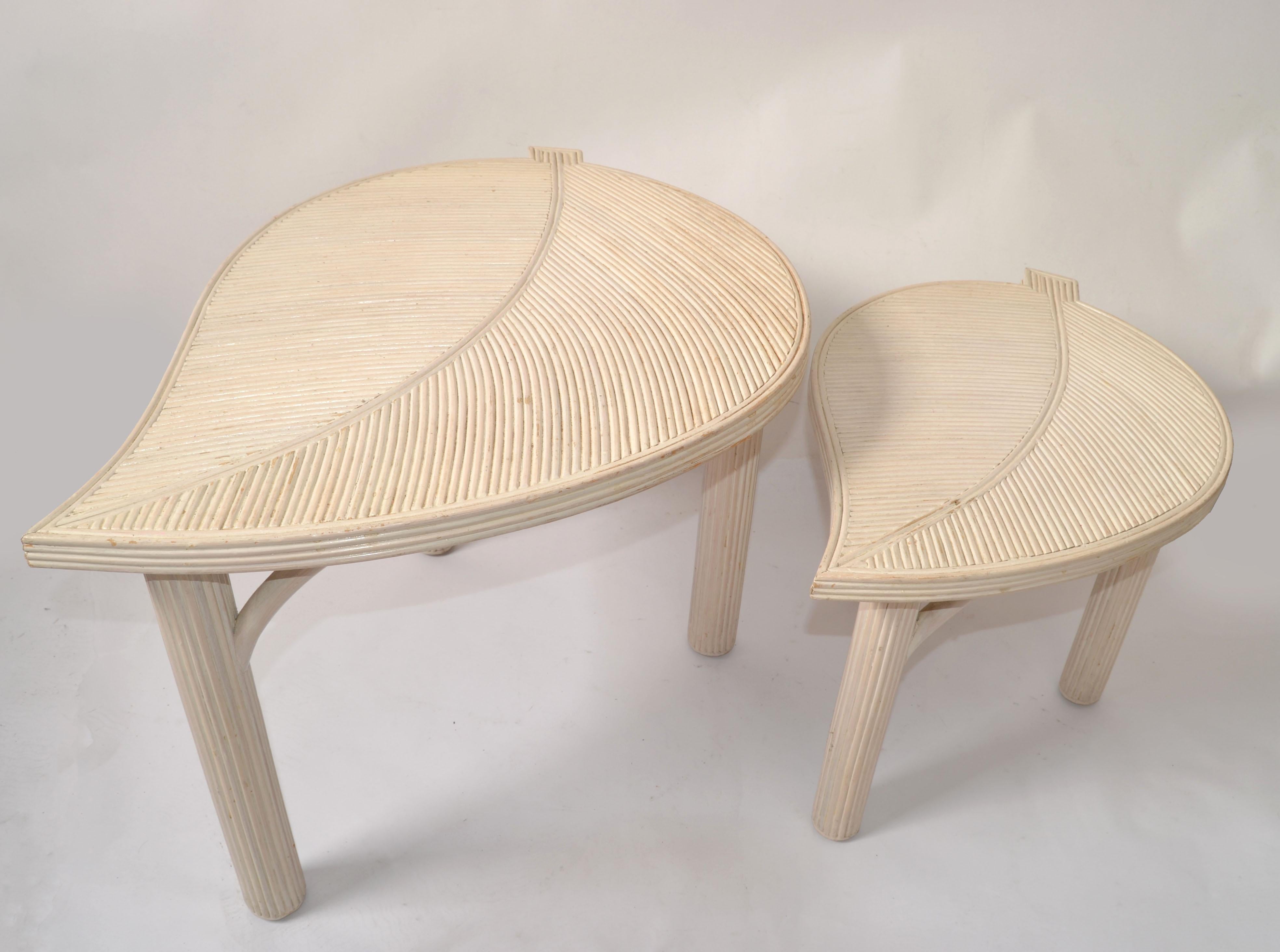 Deux tables d'appoint décoratives en forme de feuilles de bambou et de roseau crayon Hollywood Regency en vente 1