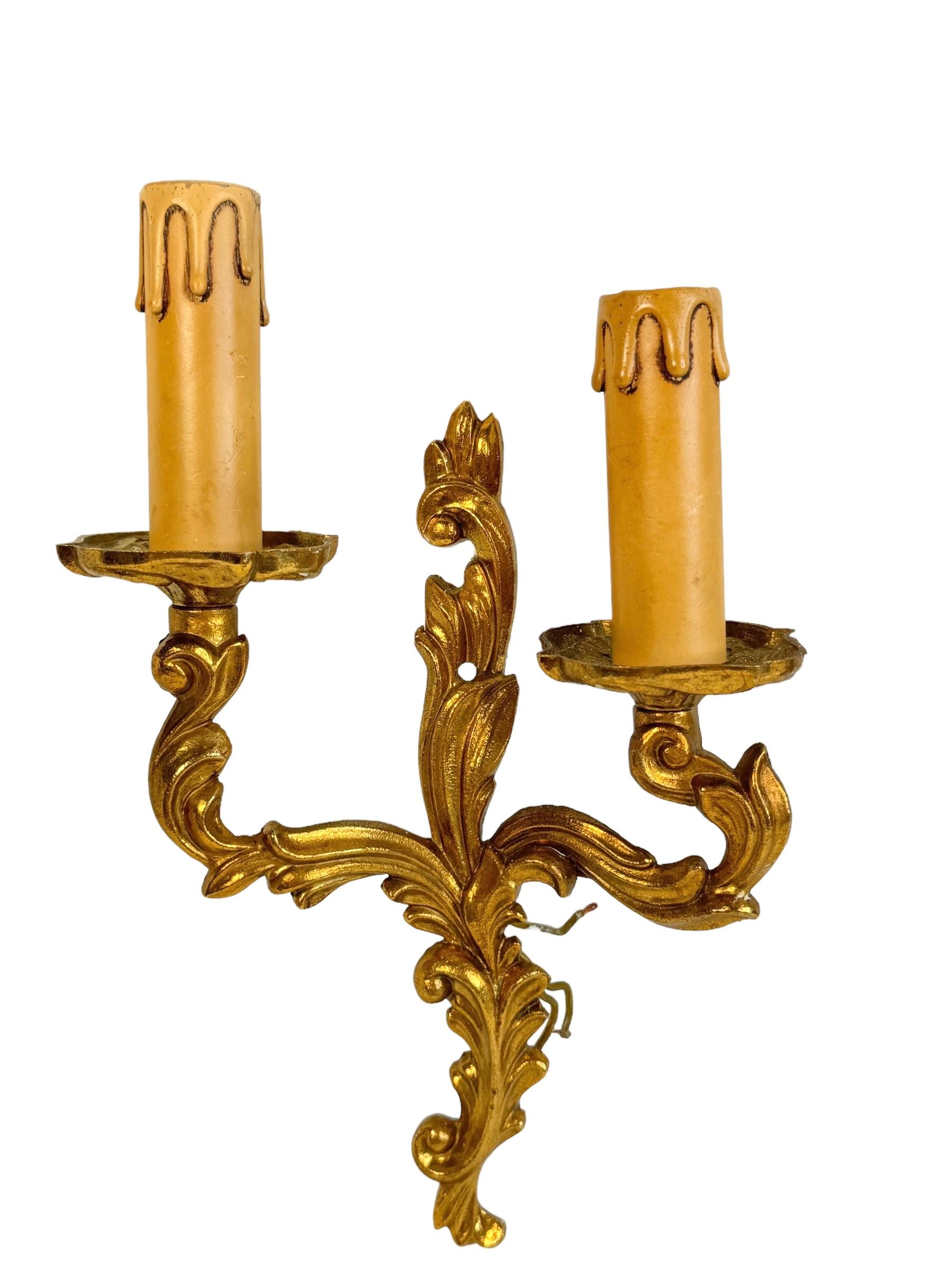 italien Paire d'appliques à deux lumières Hollywood Regency en laiton et bronze, européennes, années 1960 en vente
