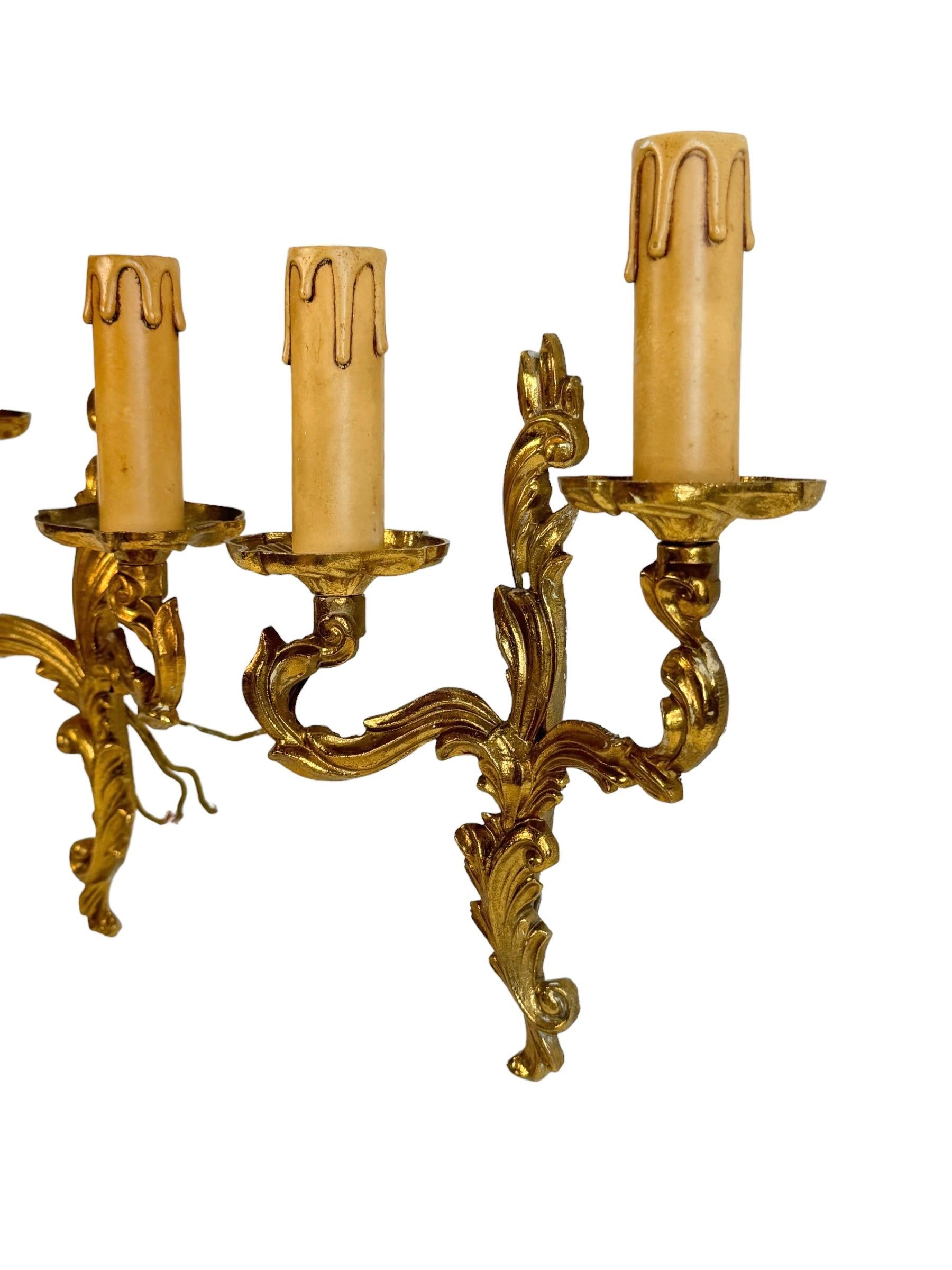 Paire d'appliques à deux lumières Hollywood Regency en laiton et bronze, européennes, années 1960 Bon état - En vente à Nuernberg, DE