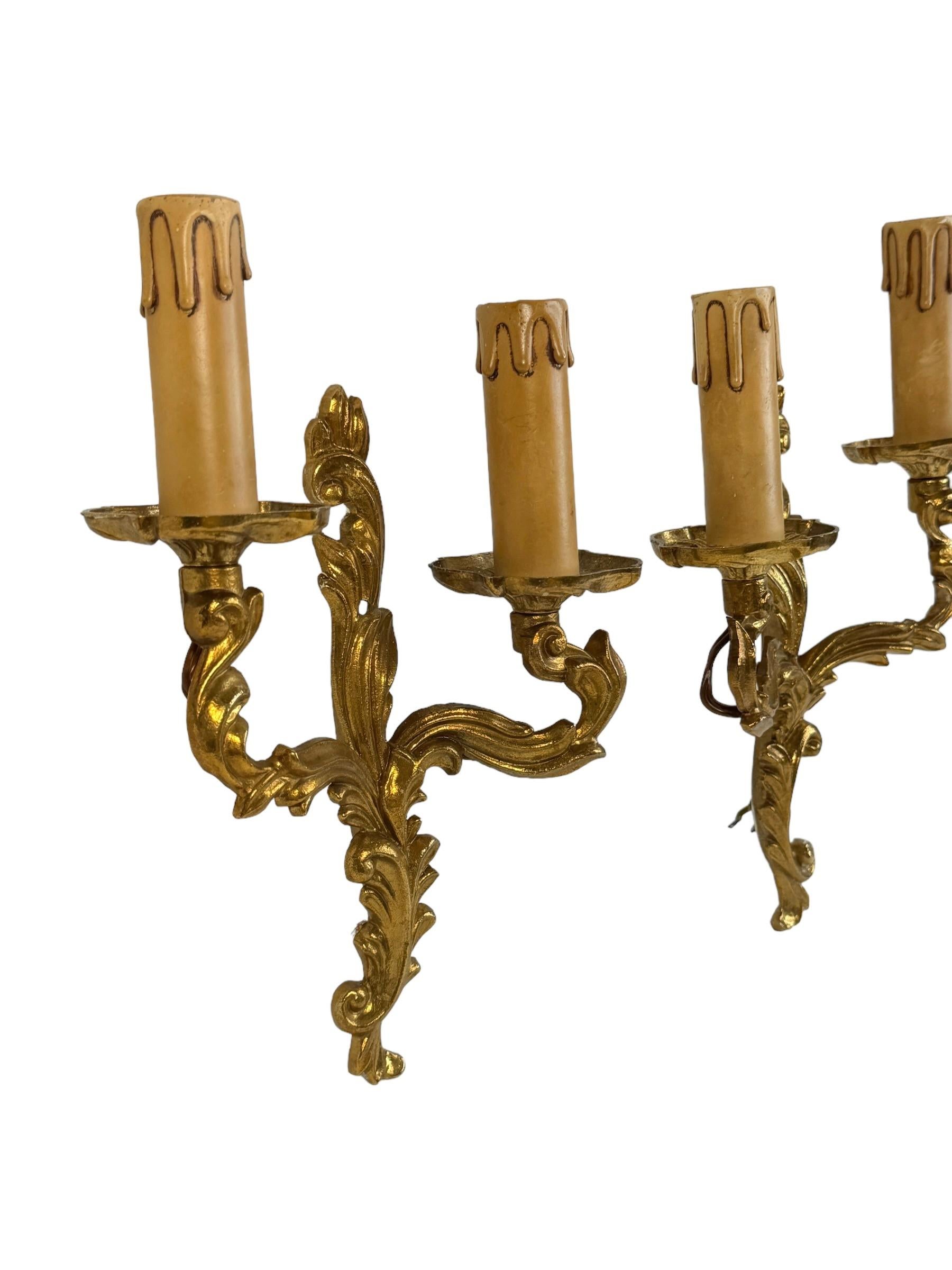 Milieu du XXe siècle Paire d'appliques à deux lumières Hollywood Regency en laiton et bronze, européennes, années 1960 en vente