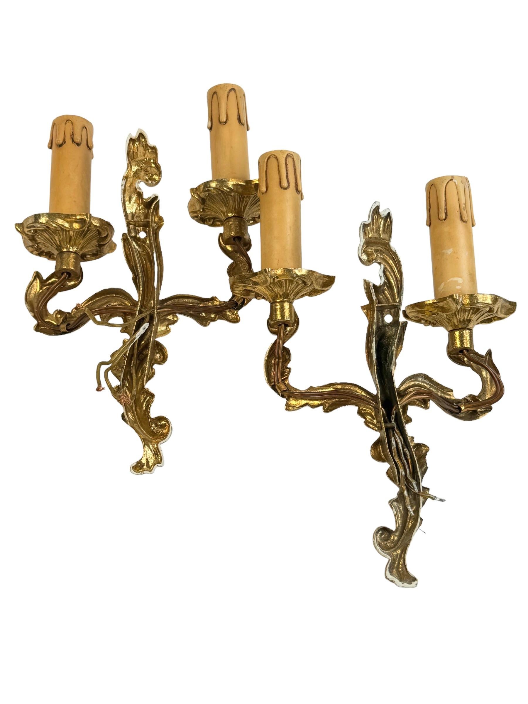 Métal Paire d'appliques à deux lumières Hollywood Regency en laiton et bronze, européennes, années 1960 en vente