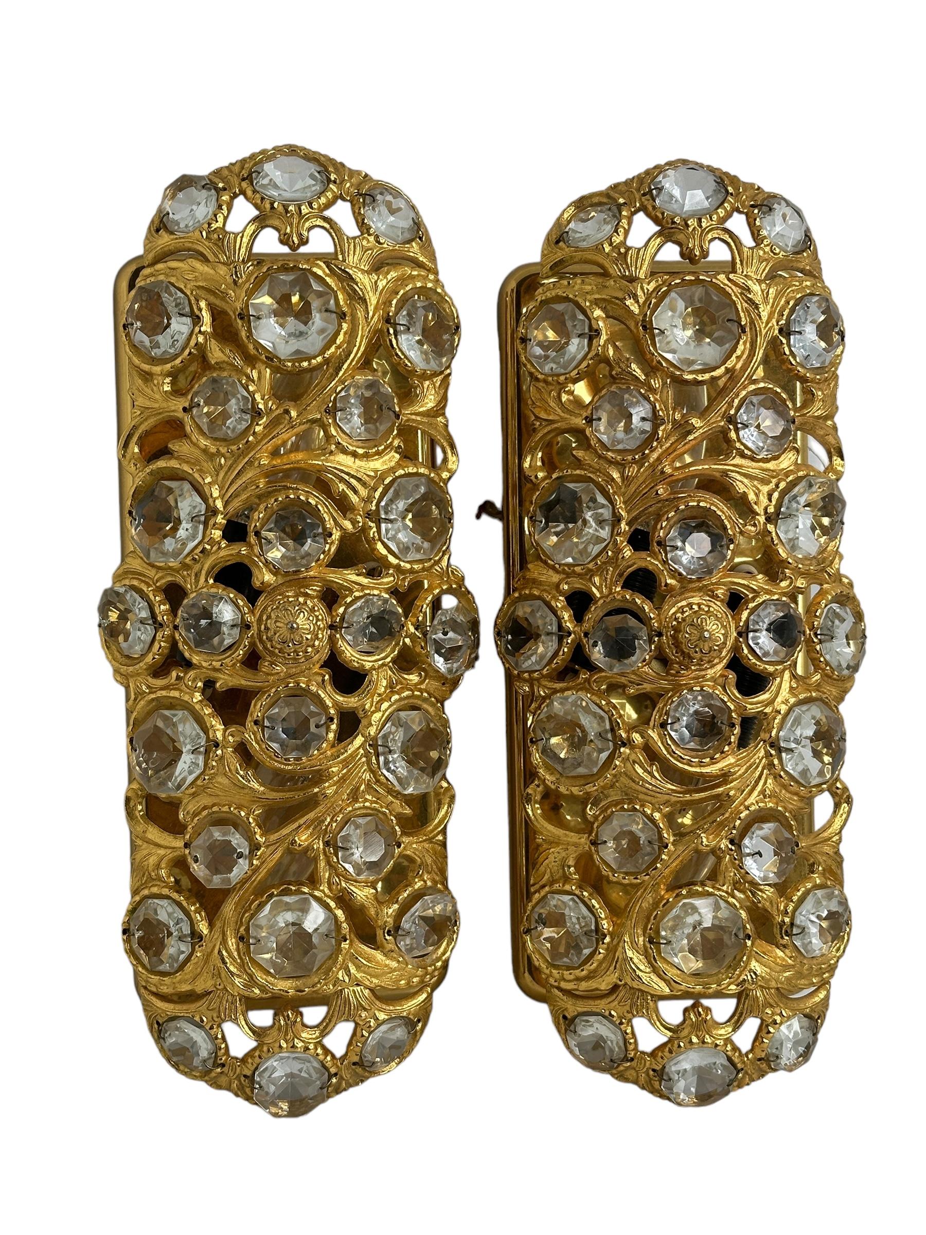 Espagnol Paire d'appliques à deux lumières Hollywood Regency Peris Andreu en cristal doré, Espagne en vente
