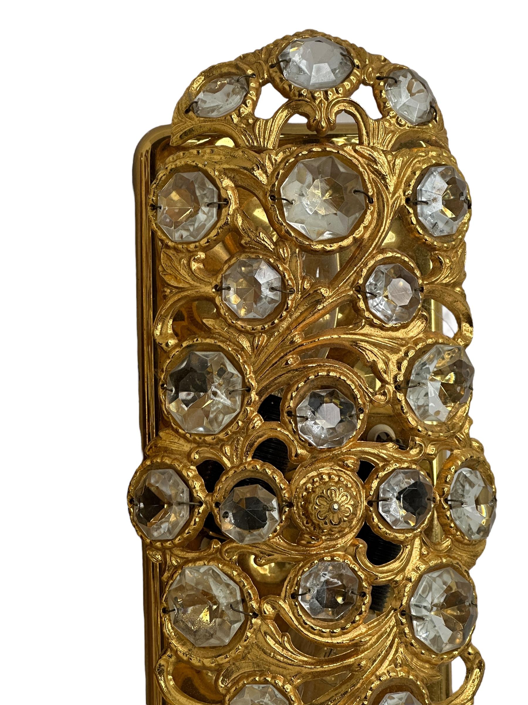 Paire d'appliques à deux lumières Hollywood Regency Peris Andreu en cristal doré, Espagne en vente 1