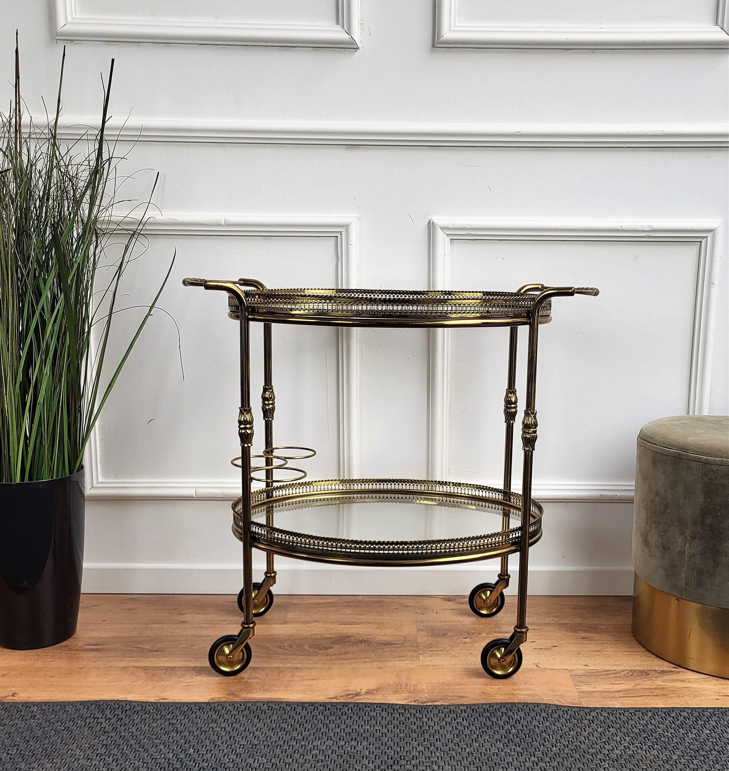 Hollywood Regency Two-Tier Brass and Glass Bar Cart, Italy, 1970s In Good Condition In Carimate, Como