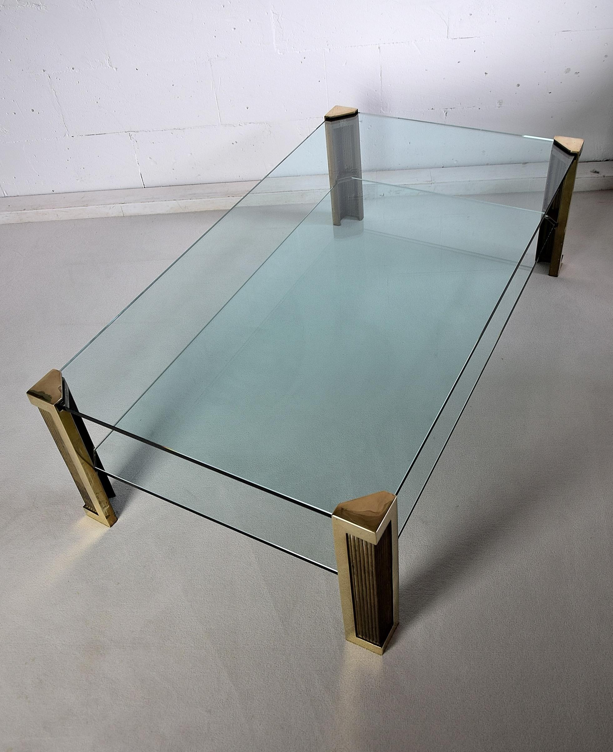 Table basse à deux niveaux en verre et laiton Hollywood Regency en vente 1