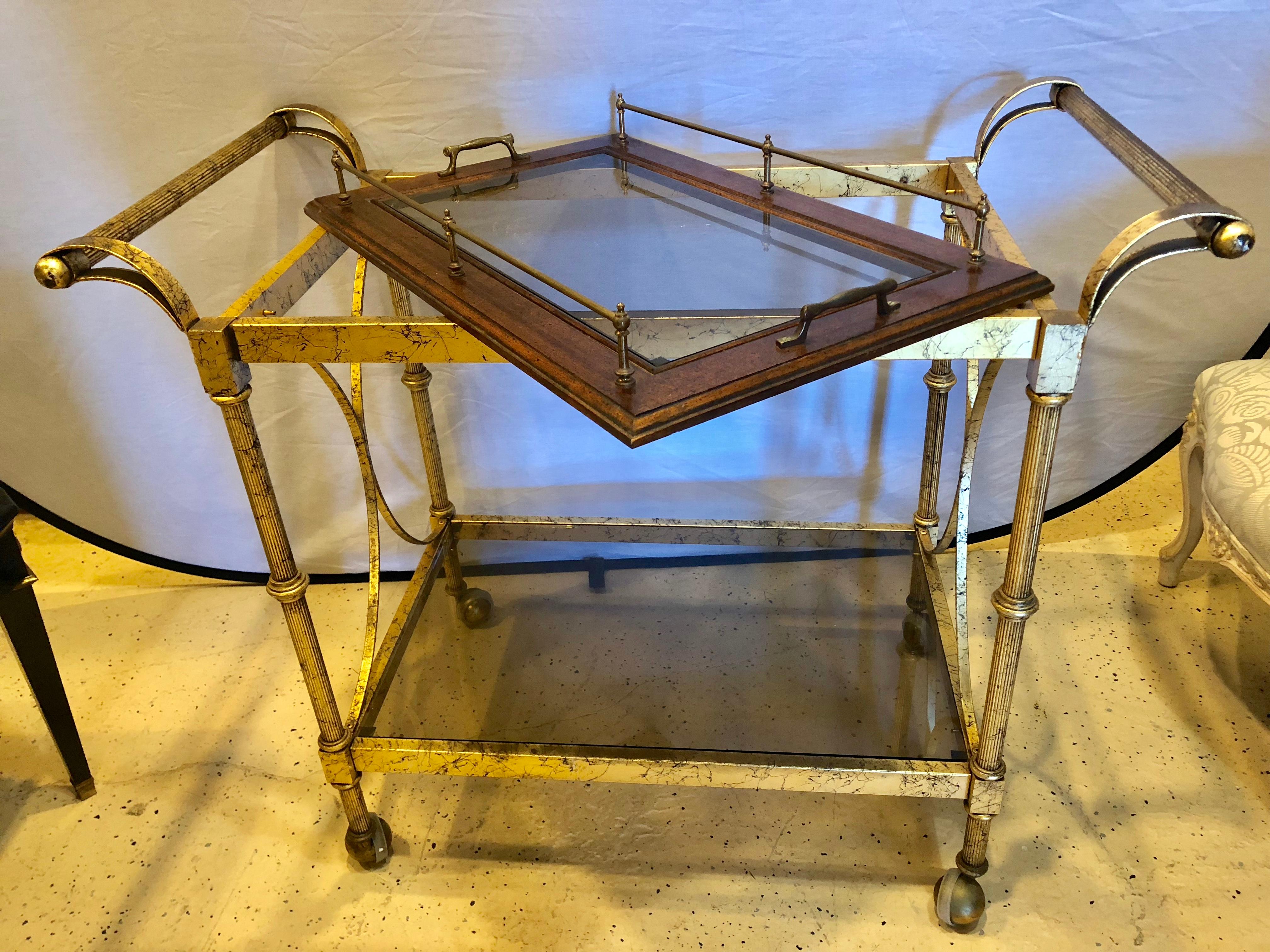 Chariot de service à deux niveaux de style Hollywood Regency en faux marbre en vente 5