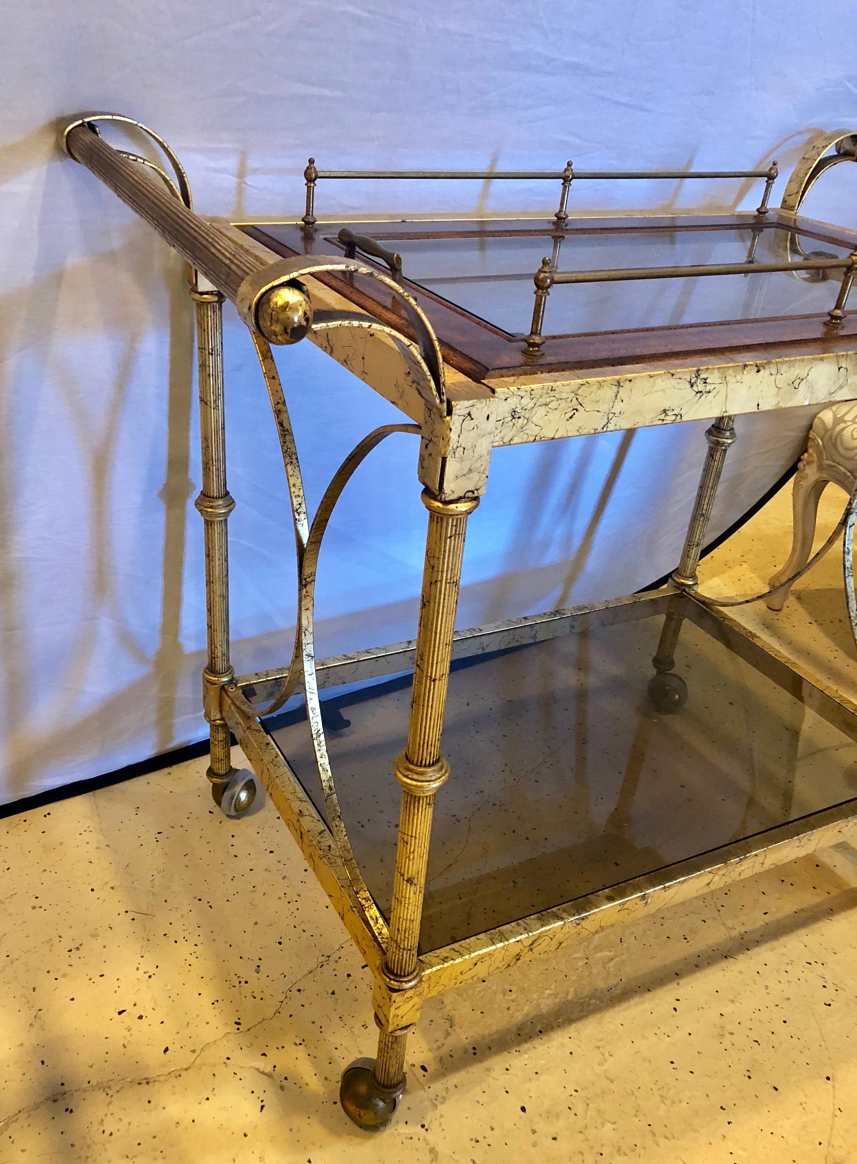 Art déco Chariot de service à deux niveaux de style Hollywood Regency en faux marbre en vente
