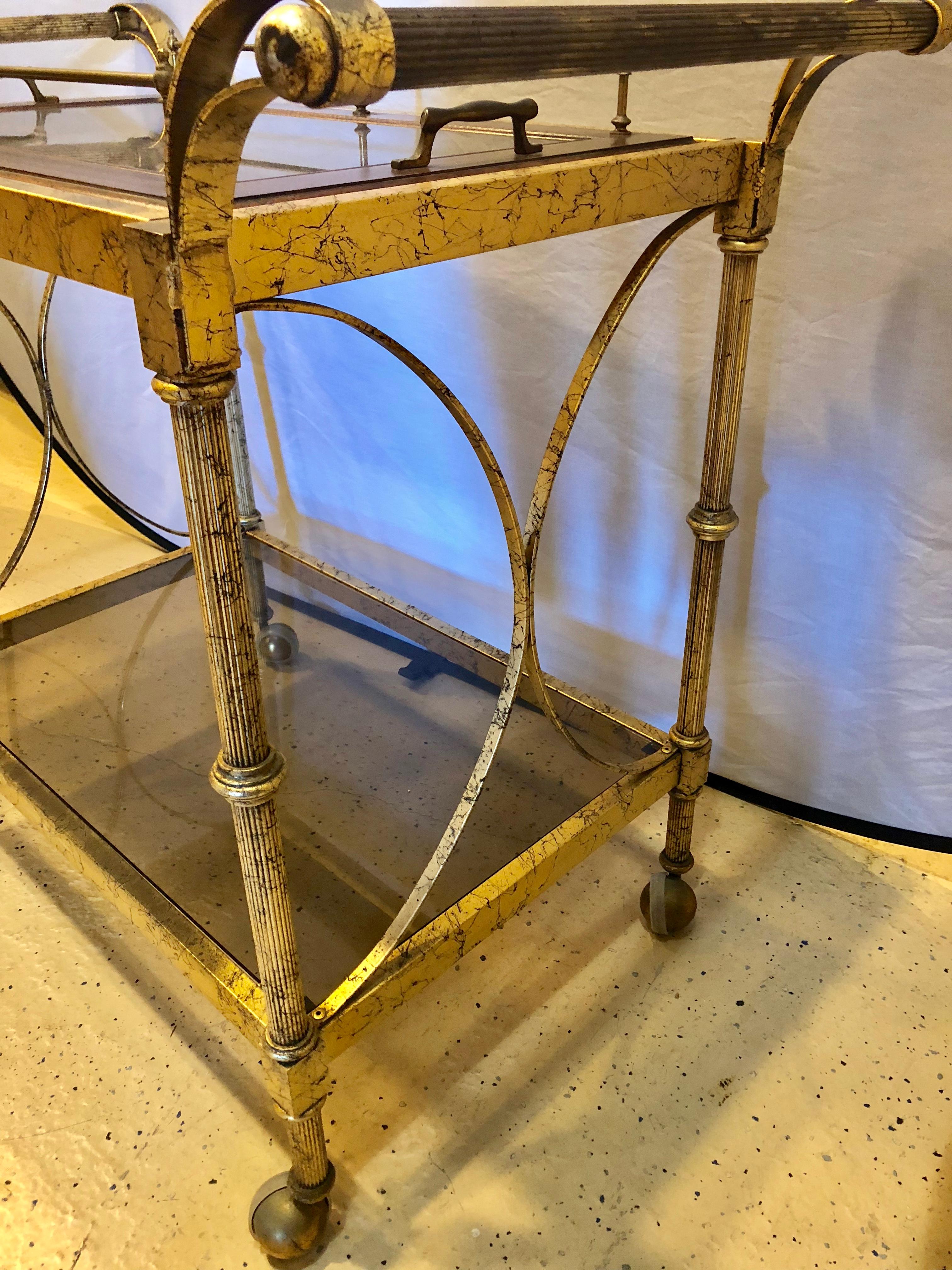 20ième siècle Chariot de service à deux niveaux de style Hollywood Regency en faux marbre en vente