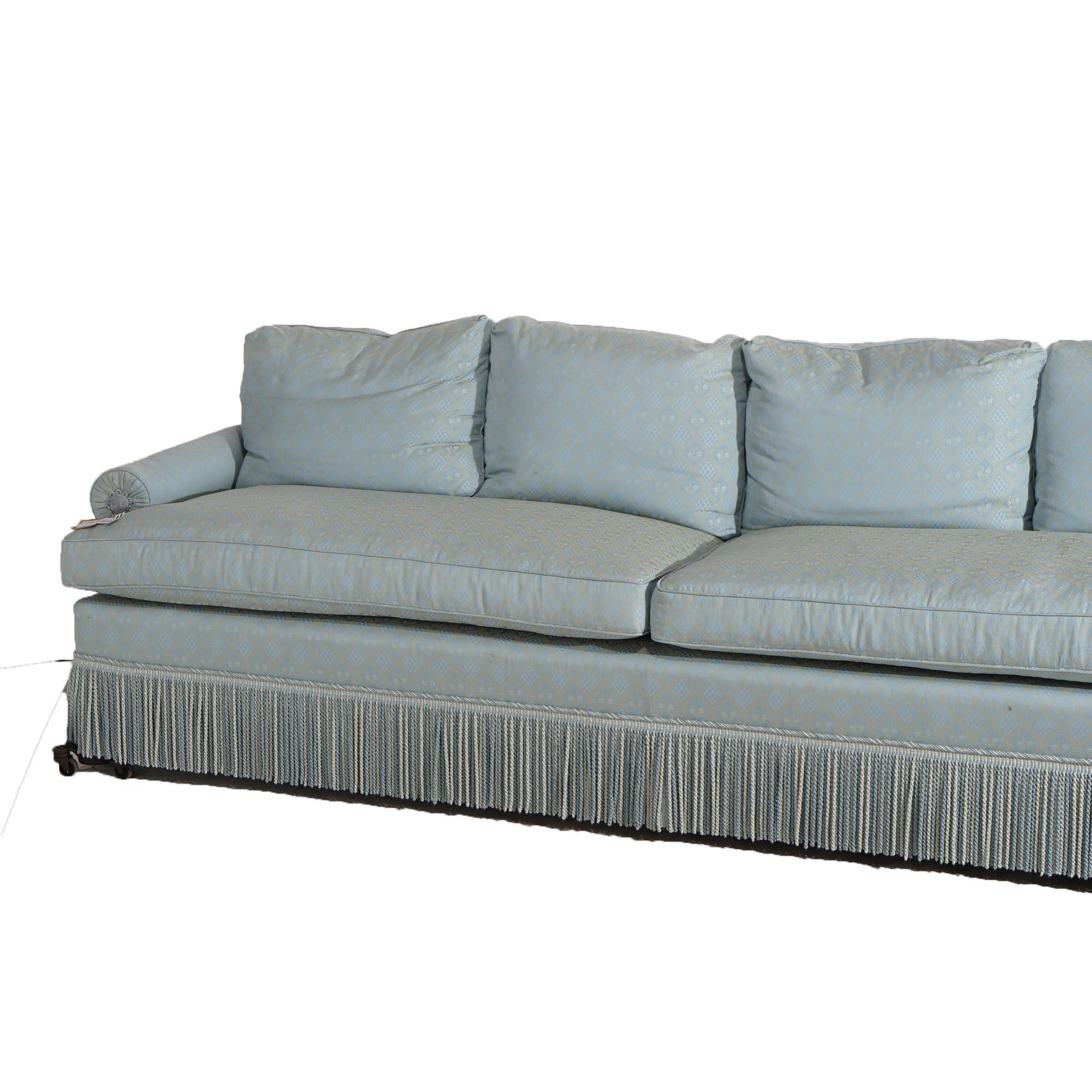 Hollywood Regency gepolstertes langes Sofa mit Fransenrock 20thC im Zustand „Gut“ im Angebot in Big Flats, NY