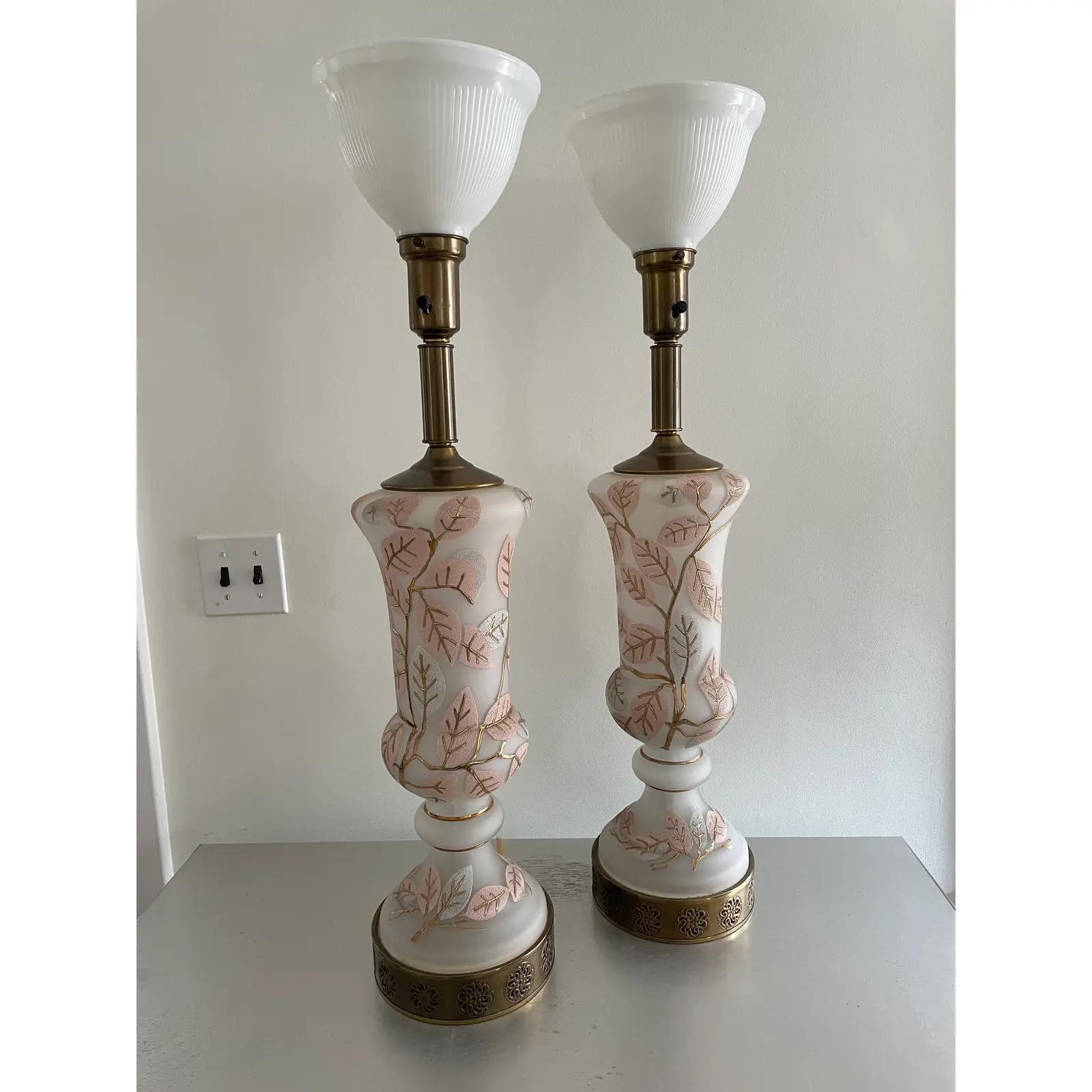 Verre  Paire de lampes urne Hollywood Regency en vente