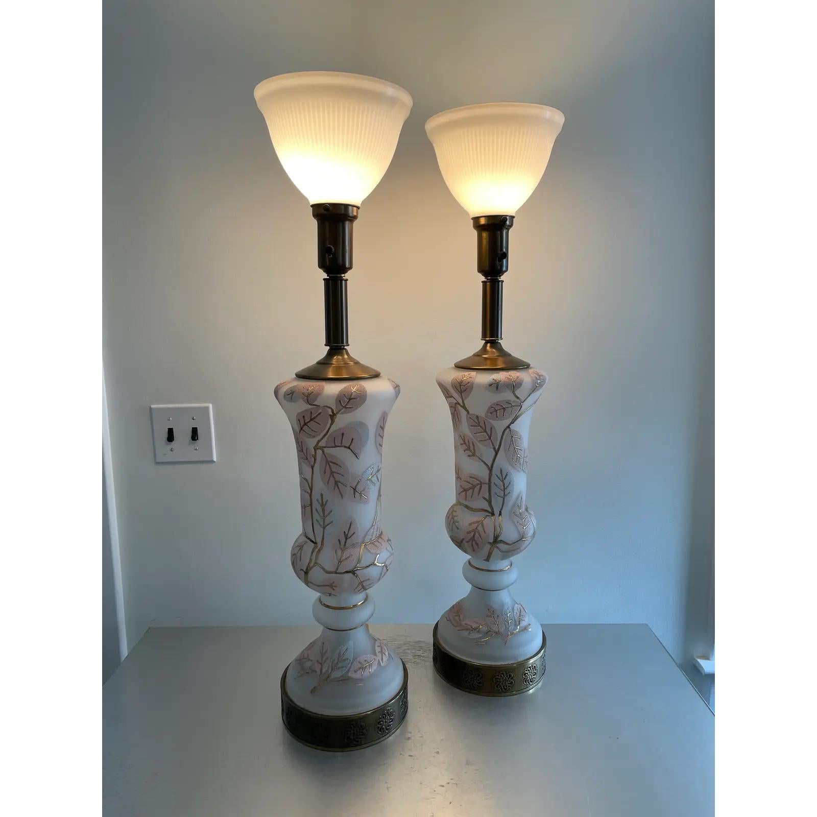  Paire de lampes urne Hollywood Regency en vente 1