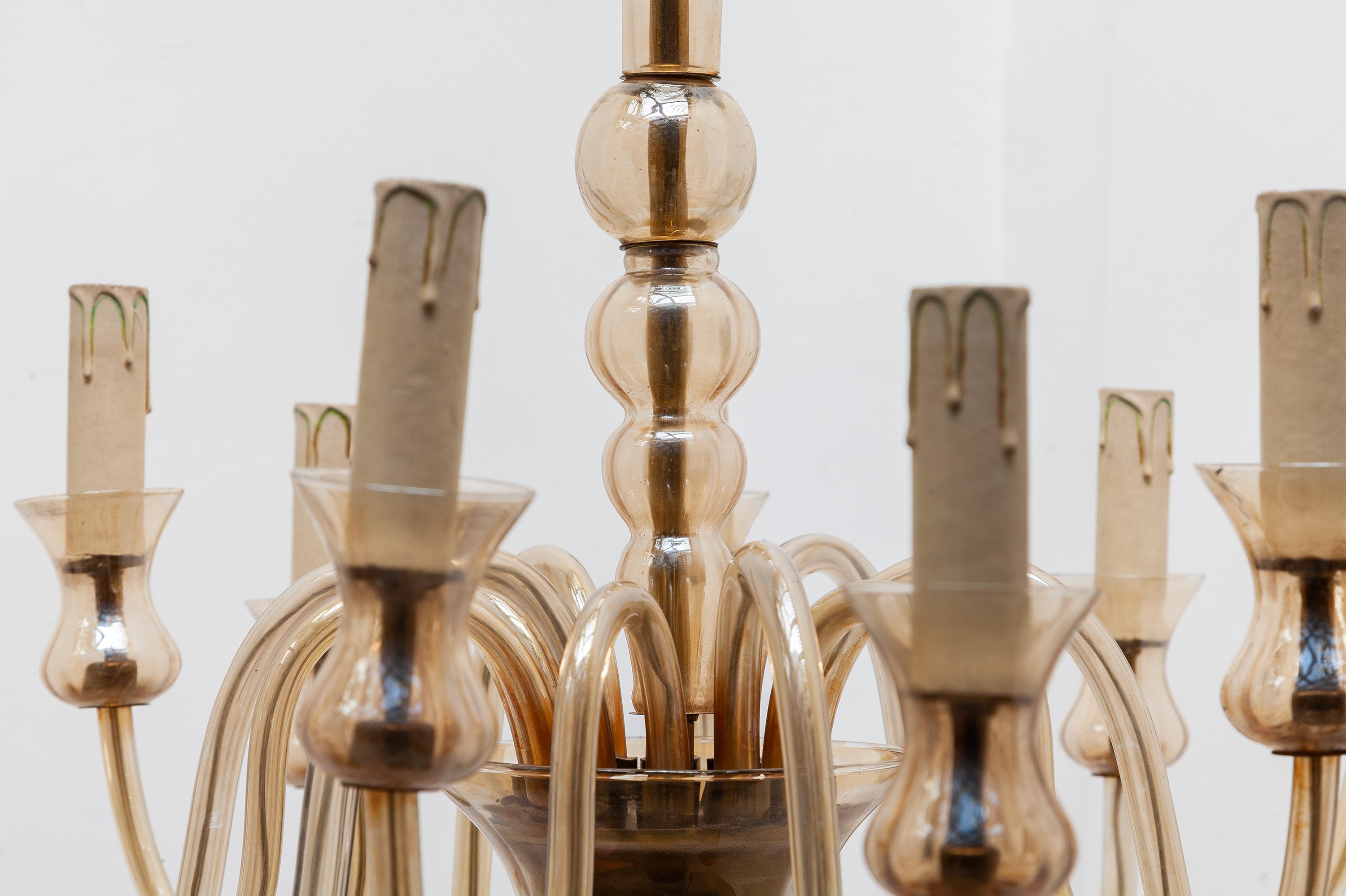 Hollywood-Regency-Kronleuchter aus venezianischem Glas mit zwölf Lichtarmen (Handgefertigt) im Angebot