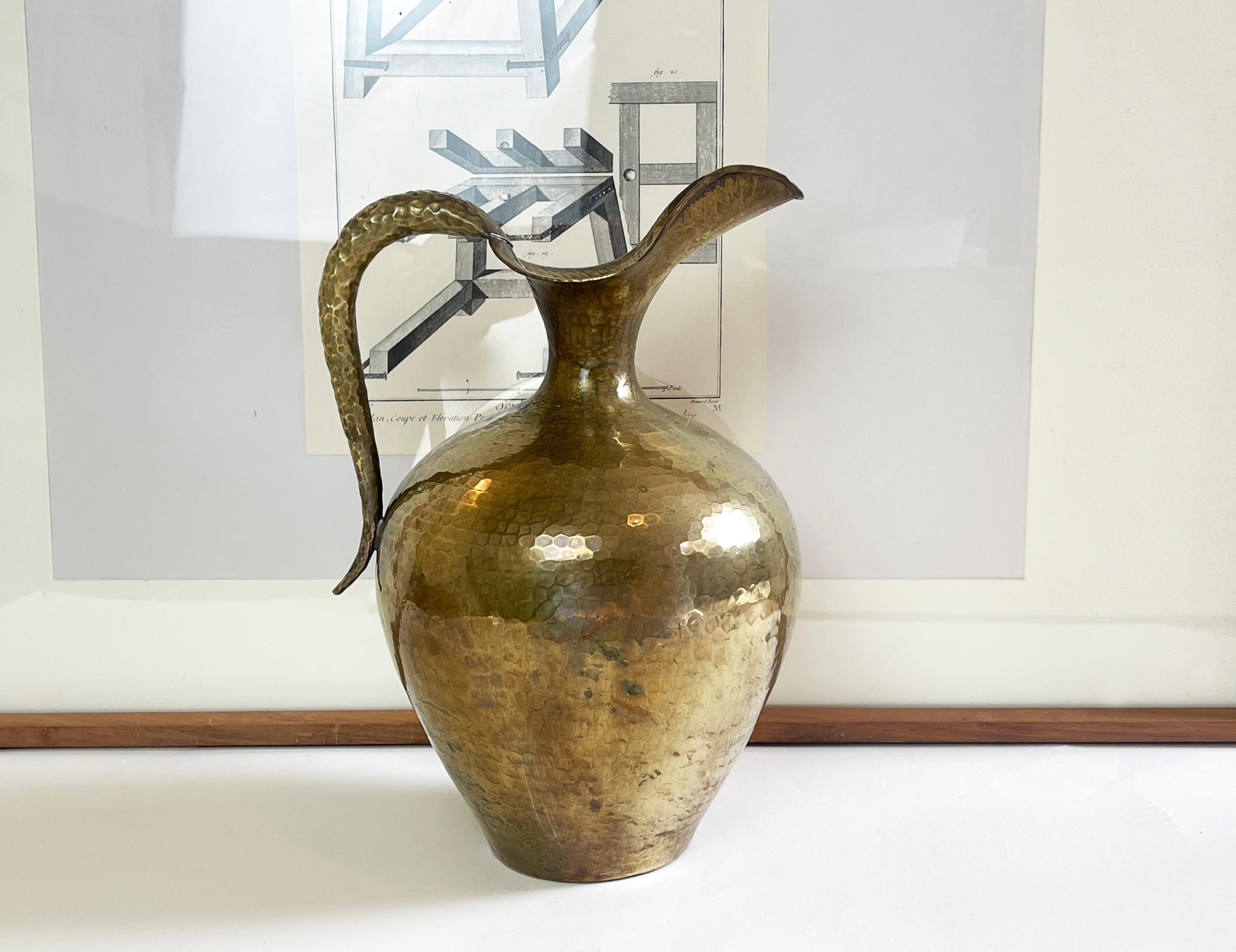 Fatto a mano Brocca in ottone martellato Hollywood Regency Vibe Egidio Casagrande, 1950-1960 in vendita