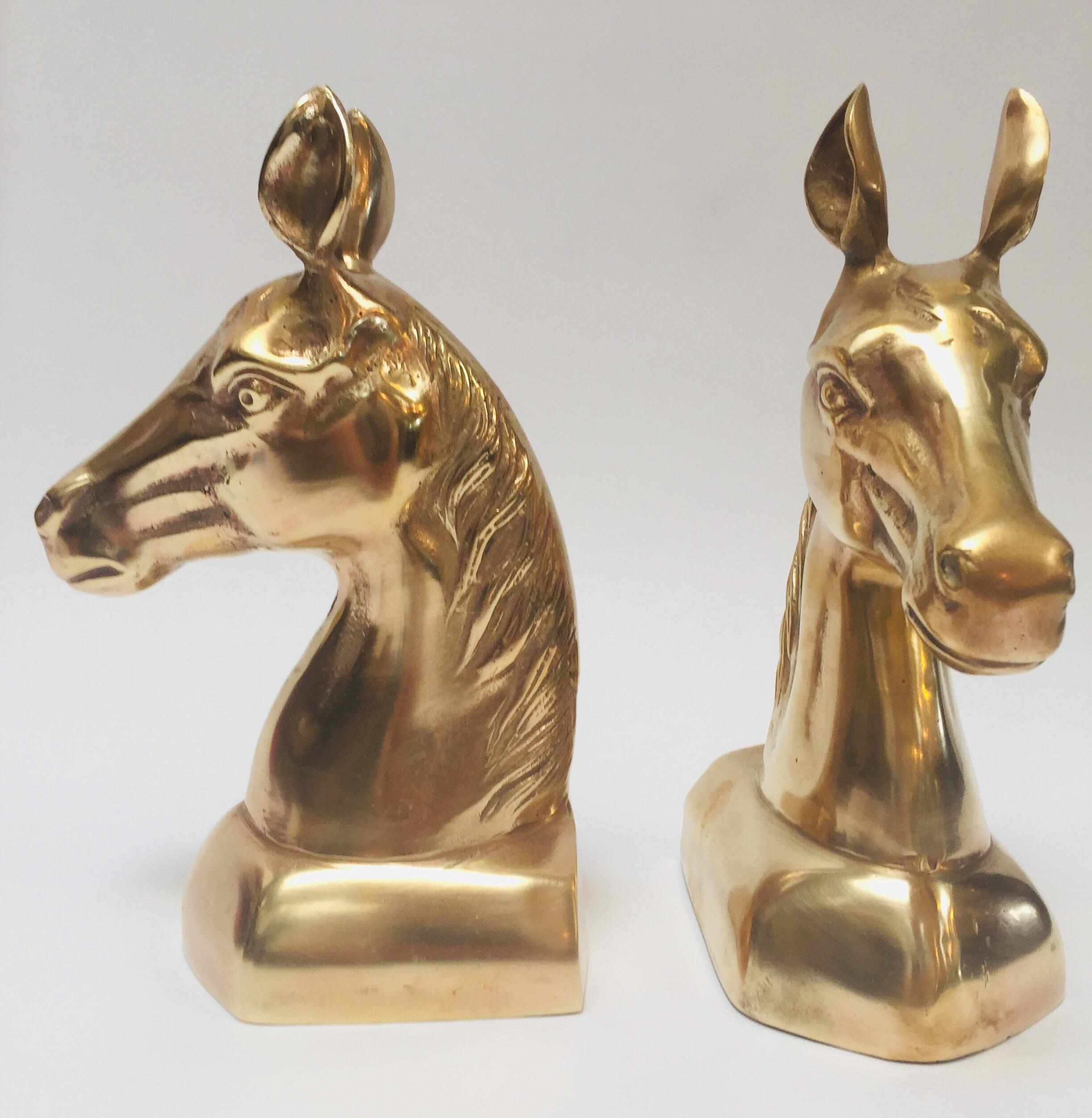 Vintage Hollywood Regency polished gold brass horses bust bookends.
Gorgeous large heavy vintage pair of bookends with shiny gold bronze horse head.
These terrific equestrian bookends will make a huge statement in an open bookcase with antique