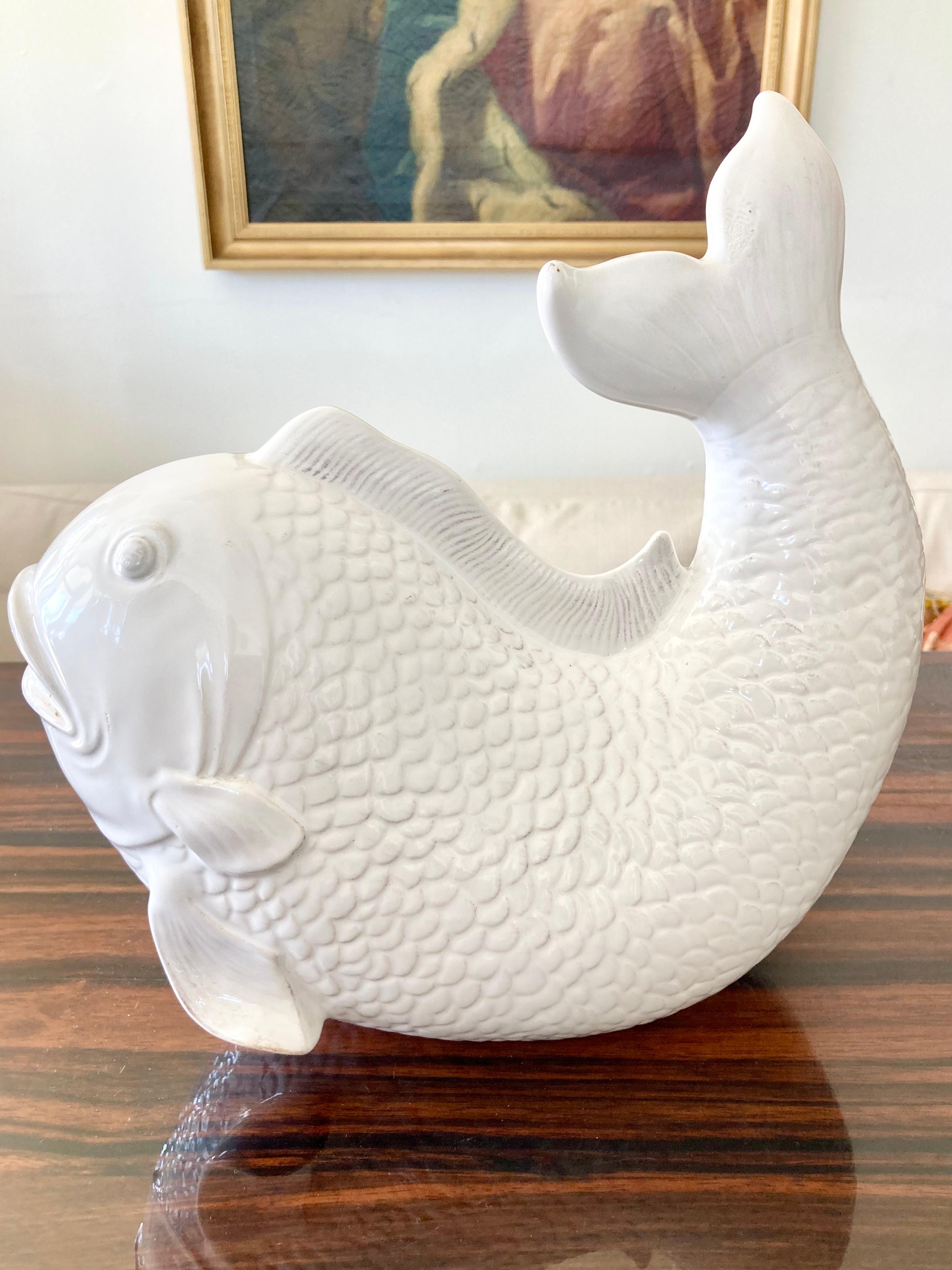 Bellissimo pesce in ceramica smaltata bianca vintage Hollywood Regency. Un pezzo fantastico anche per i tuoi tavoli come centrotavola.