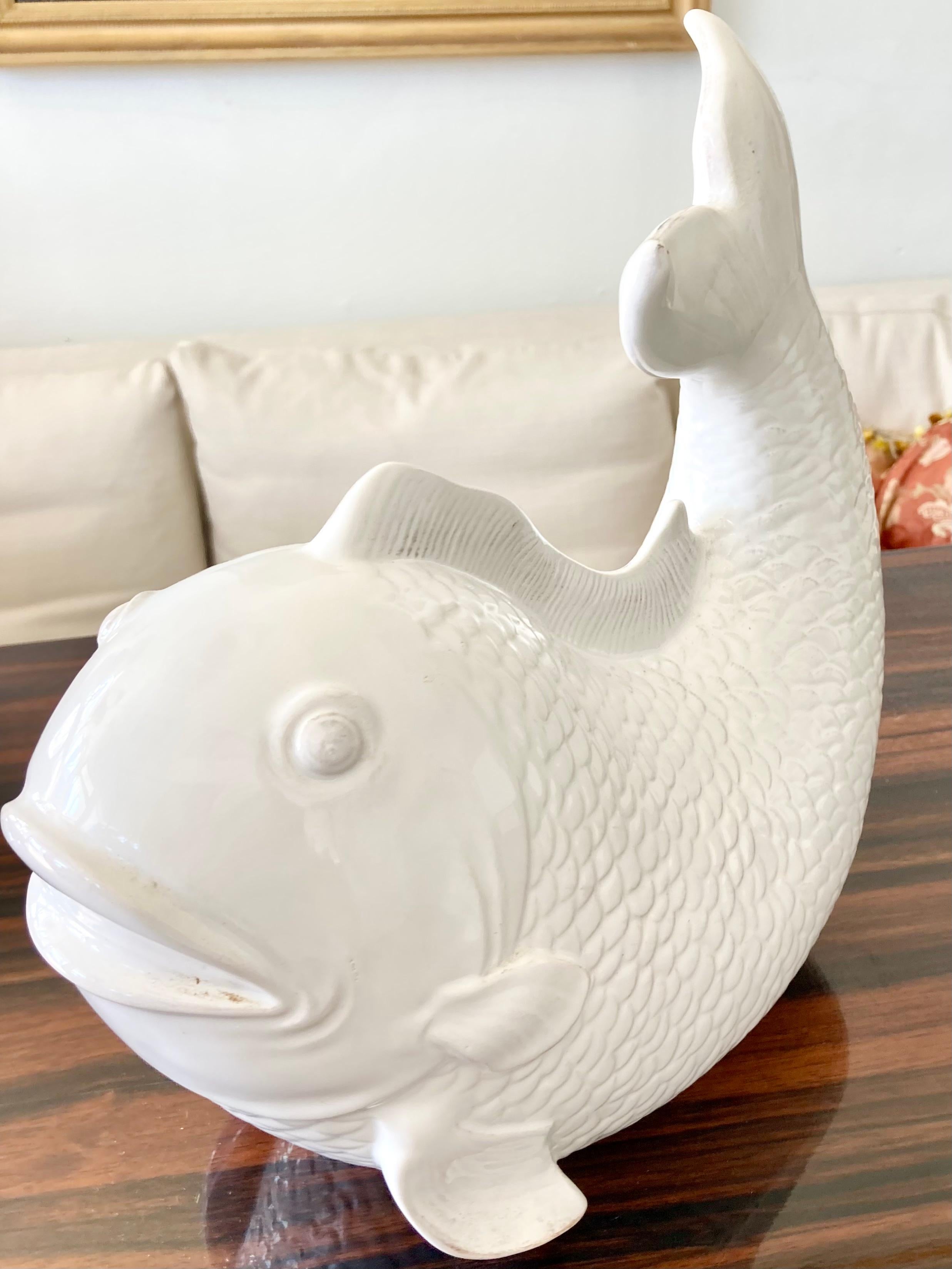 Pesce in ceramica smaltato bianco vintage Hollywood Regency In condizioni buone in vendita a Los Angeles, CA