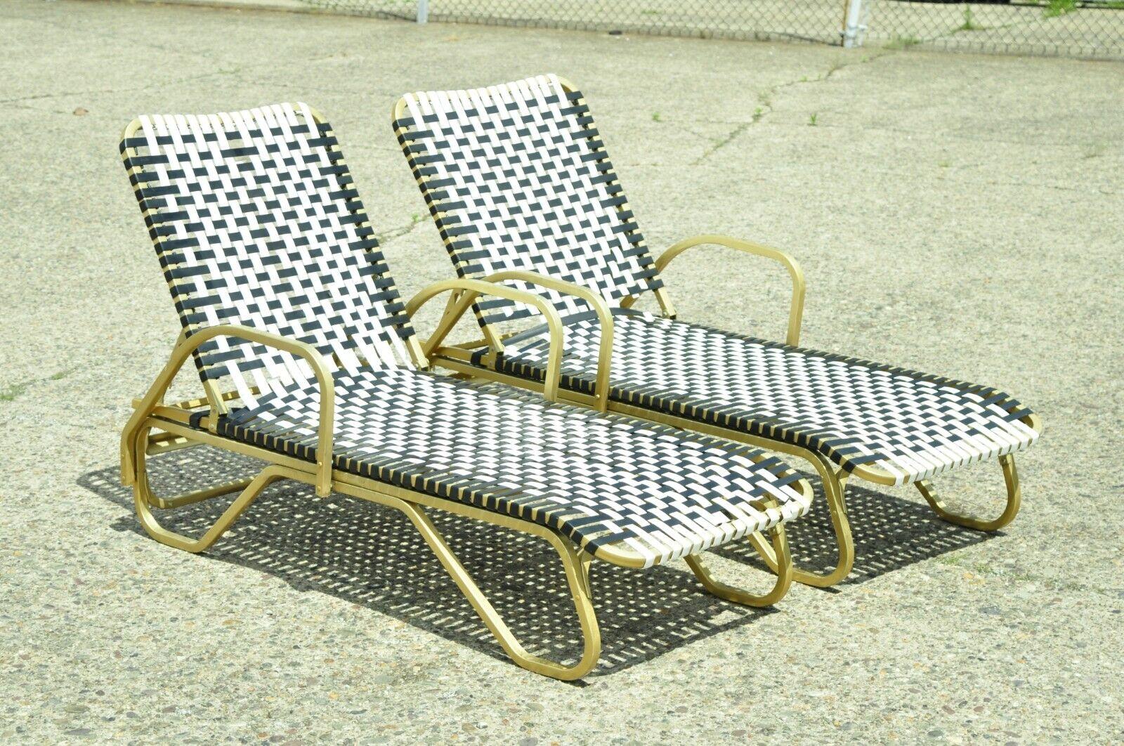 Vintage Hollywood Regency Vinylband Aluminium Pool Patio Chaise Lounge Stuhl - ein Paar. Artikelmerkmale (2) Chaiselongue-Stühle, verstellbare Rahmen, gewebte Vinylriemen Aluminium-Metall-Konstruktion mit vermessingtem Finish, klare modernistische