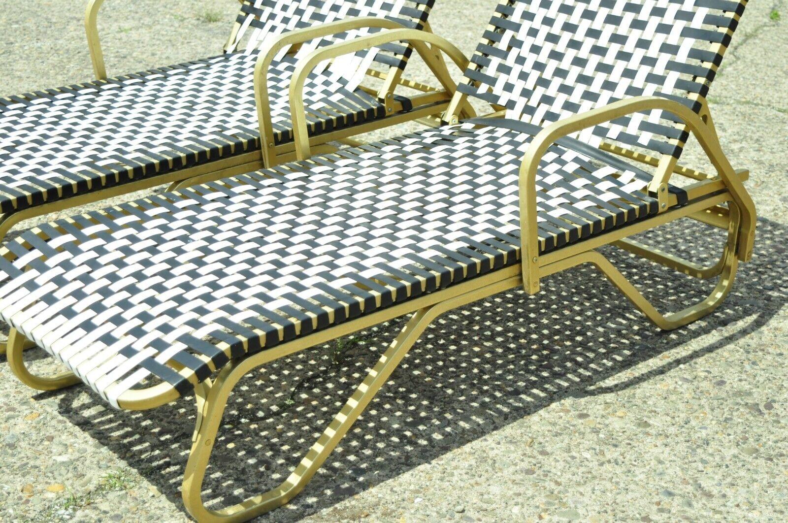 Hollywood Regency-Sessel mit Vinyl-Riemen aus Aluminium für den Pool/ Terrassenbereich, ein Paar (amerikanisch) im Angebot