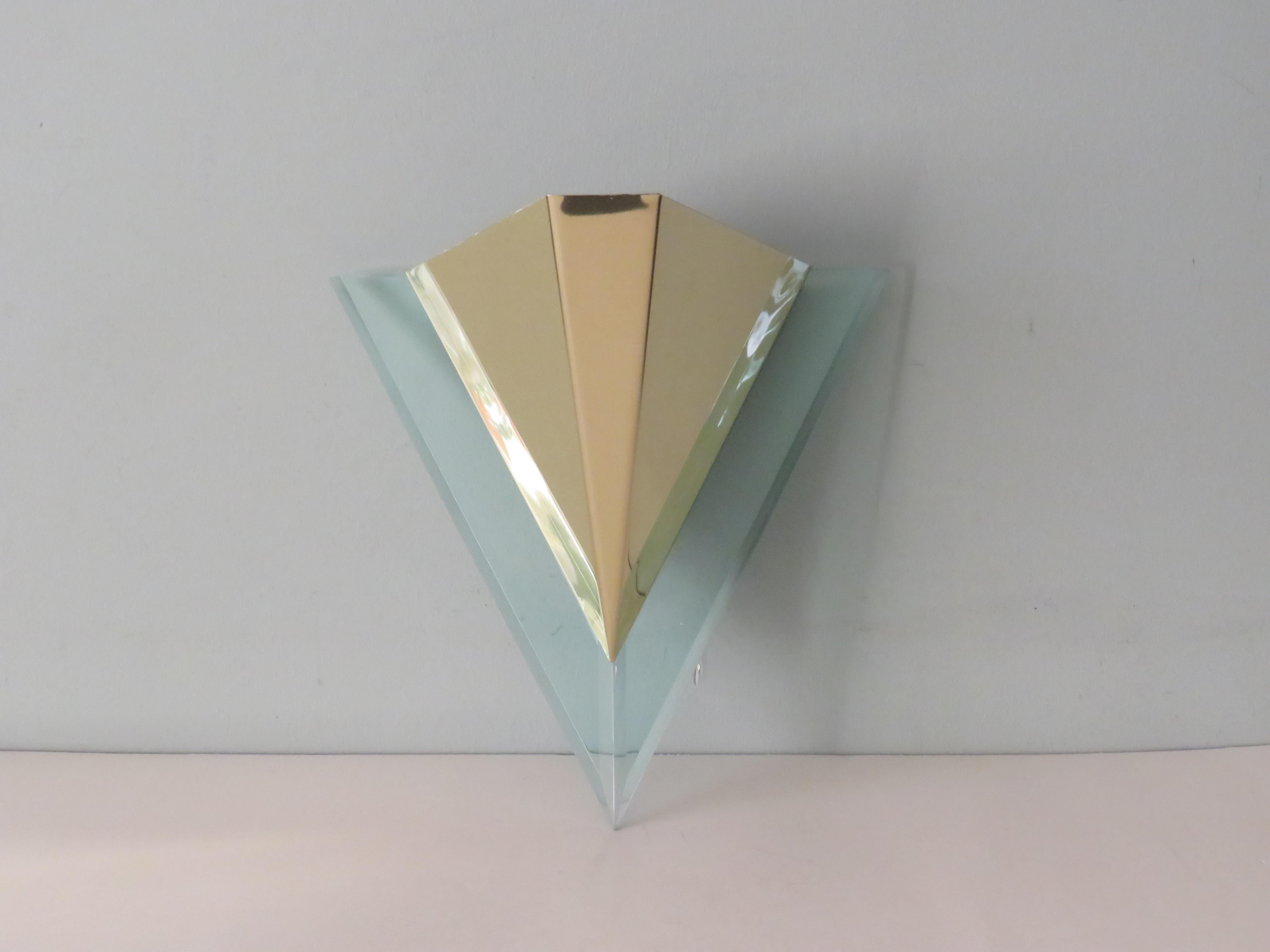 Triangular wall lamp made of perspex and gold-colored metal.
The lamp has 1 E 27 fitting.
This lamp comes from an old-new stock and has also not been used yet, the lamp will be delivered with the original box and all original mounting materials.